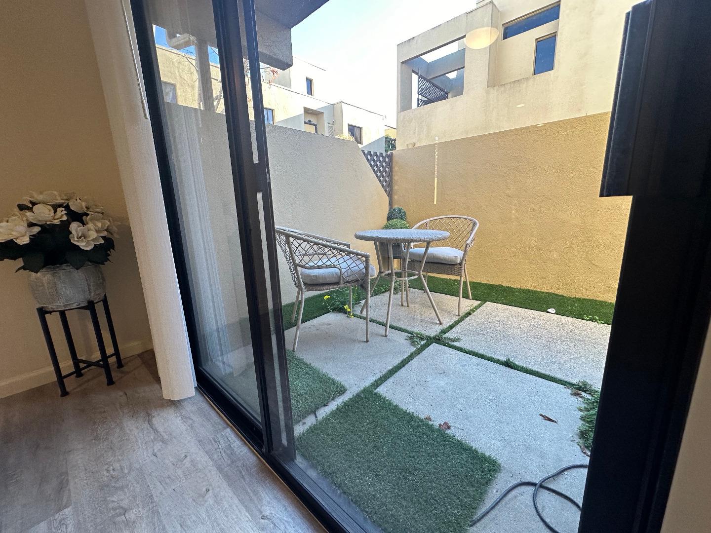 Detail Gallery Image 3 of 16 For 1067 Padre Dr #1,  Salinas,  CA 93901 - 2 Beds | 2 Baths