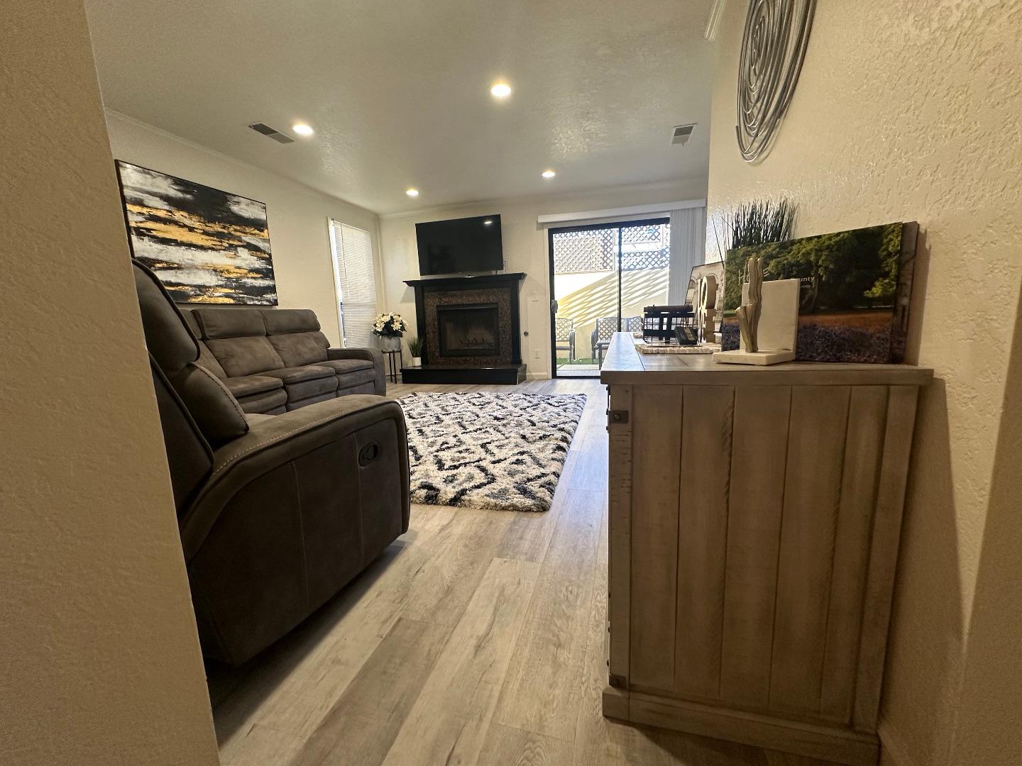 Detail Gallery Image 4 of 16 For 1067 Padre Dr #1,  Salinas,  CA 93901 - 2 Beds | 2 Baths