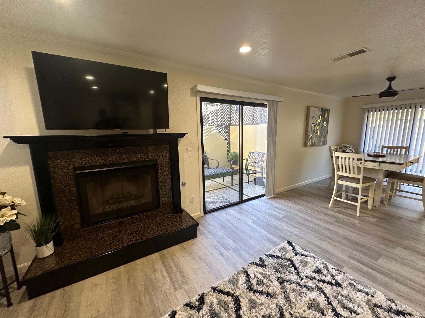 Detail Gallery Image 5 of 16 For 1067 Padre Dr #1,  Salinas,  CA 93901 - 2 Beds | 2 Baths