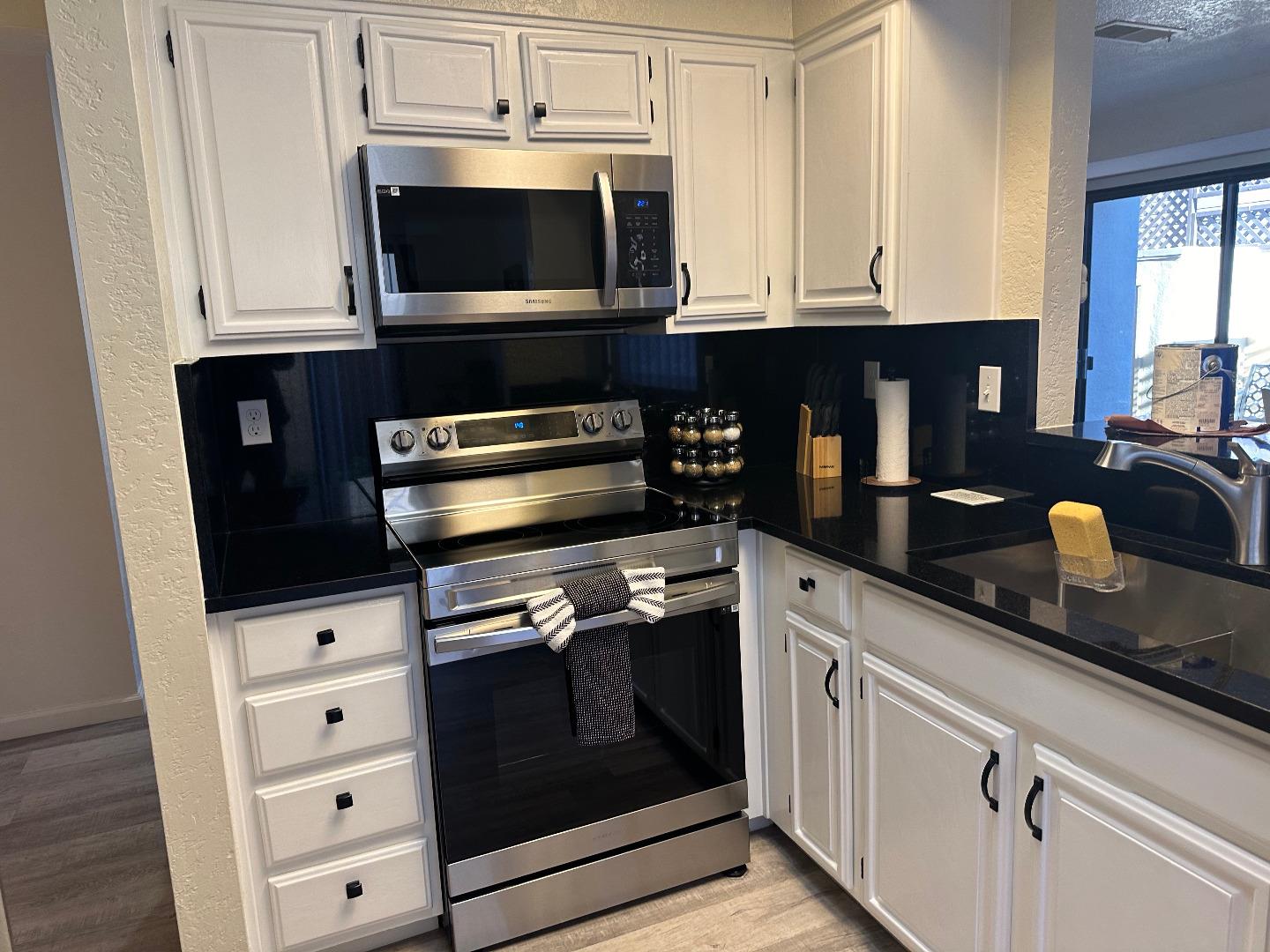 Detail Gallery Image 6 of 16 For 1067 Padre Dr #1,  Salinas,  CA 93901 - 2 Beds | 2 Baths
