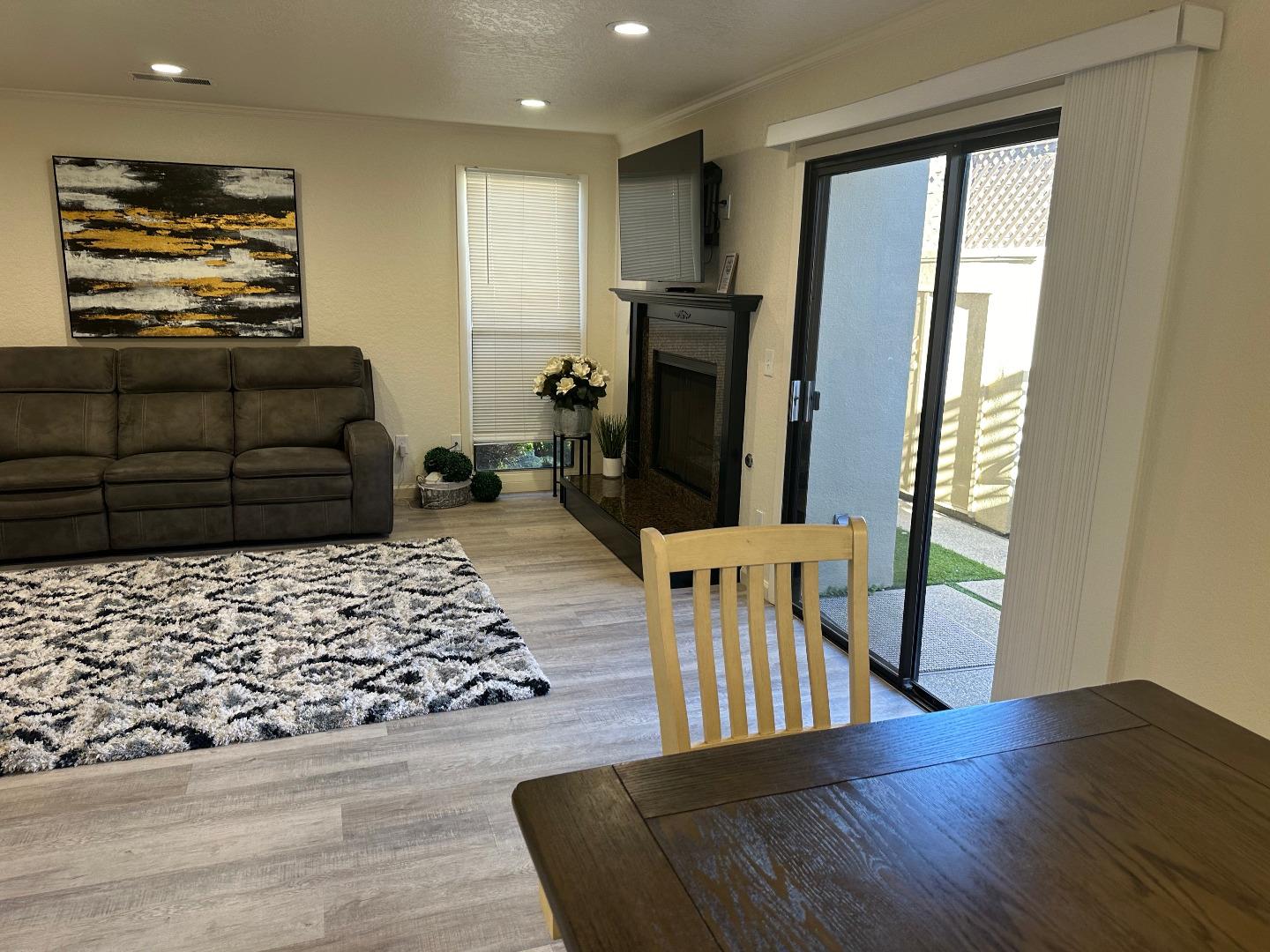Detail Gallery Image 7 of 16 For 1067 Padre Dr #1,  Salinas,  CA 93901 - 2 Beds | 2 Baths