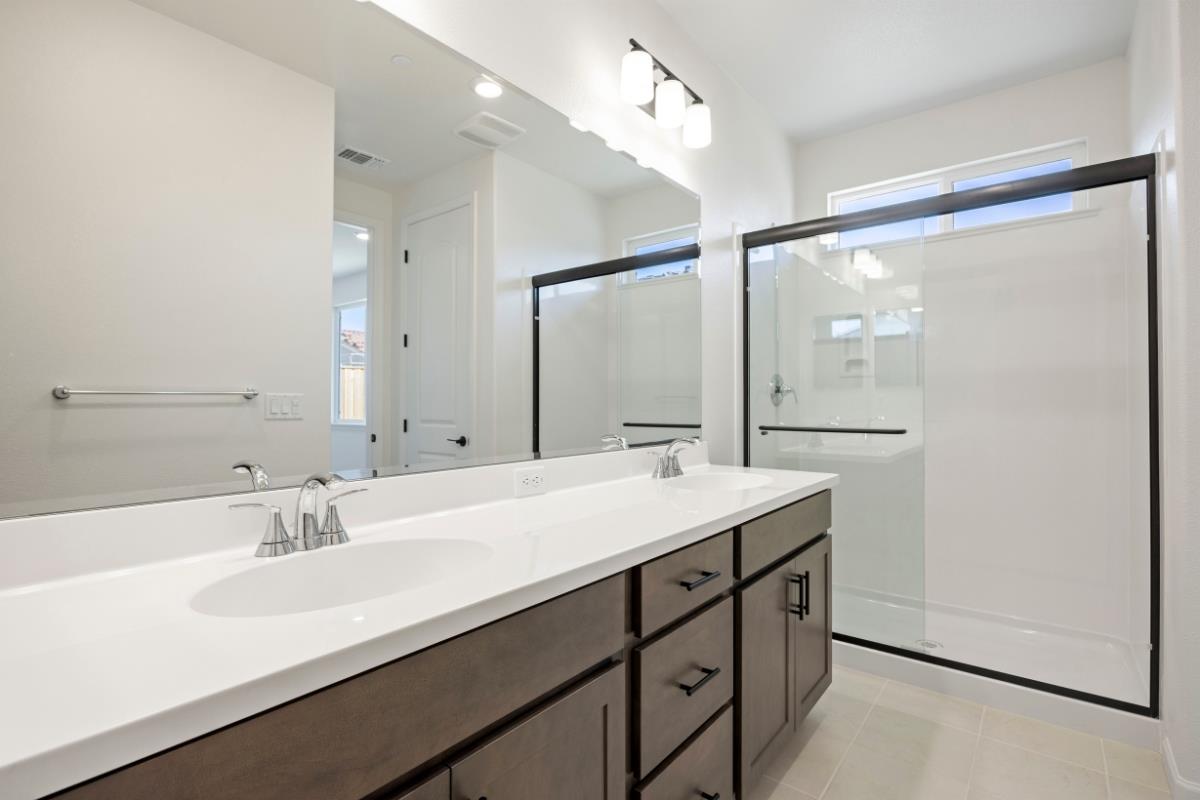 Detail Gallery Image 10 of 32 For 1911 Hydrangea Dr, Hollister,  CA 95023 - 4 Beds | 3 Baths