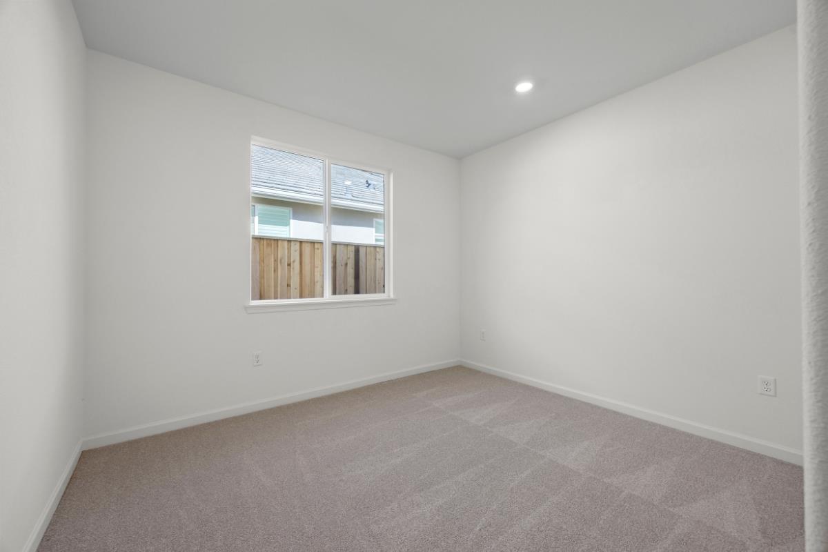 Detail Gallery Image 19 of 32 For 1911 Hydrangea Dr, Hollister,  CA 95023 - 4 Beds | 3 Baths