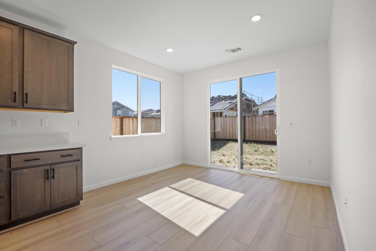 Detail Gallery Image 5 of 32 For 1911 Hydrangea Dr, Hollister,  CA 95023 - 4 Beds | 3 Baths