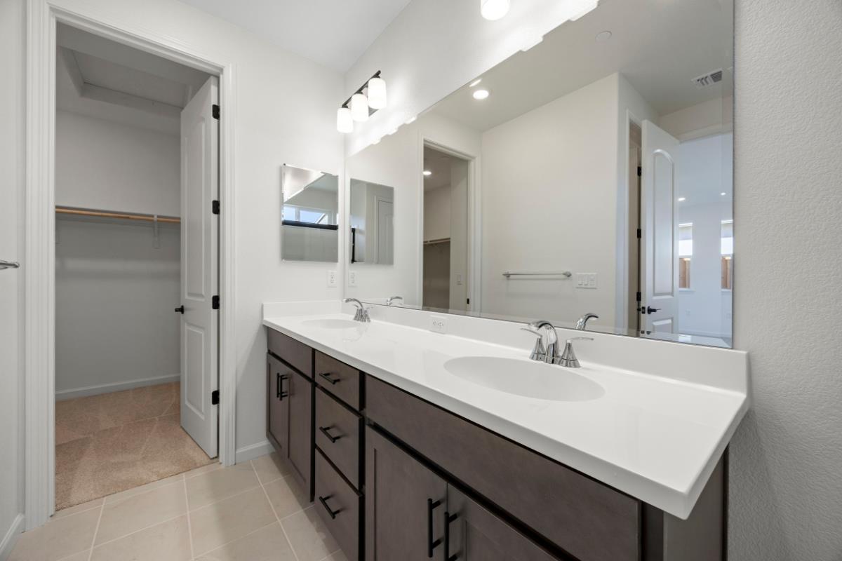 Detail Gallery Image 9 of 32 For 1911 Hydrangea Dr, Hollister,  CA 95023 - 4 Beds | 3 Baths