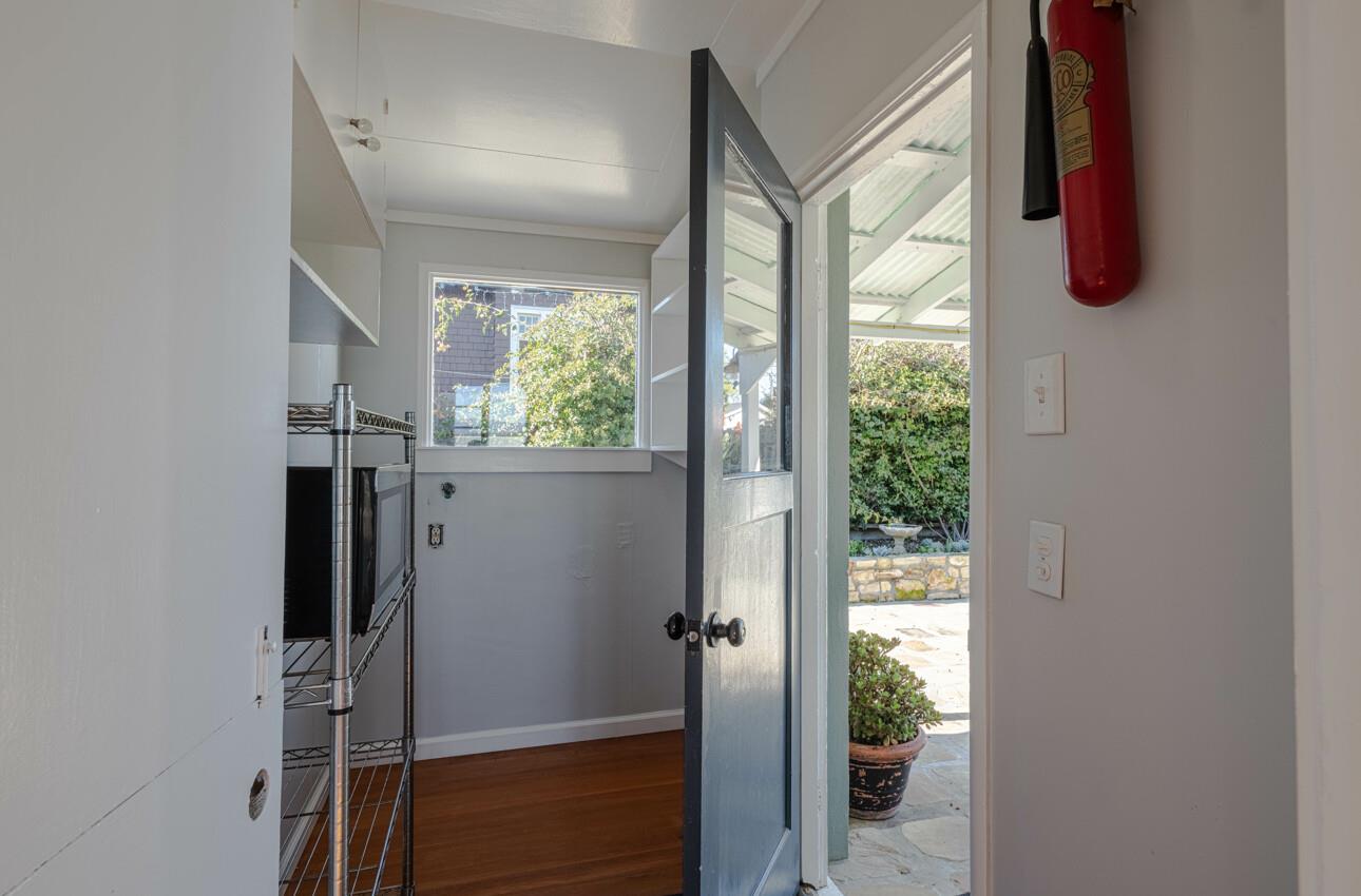 Detail Gallery Image 9 of 22 For 901 W Franklin St, Monterey,  CA 93940 - 4 Beds | 2 Baths