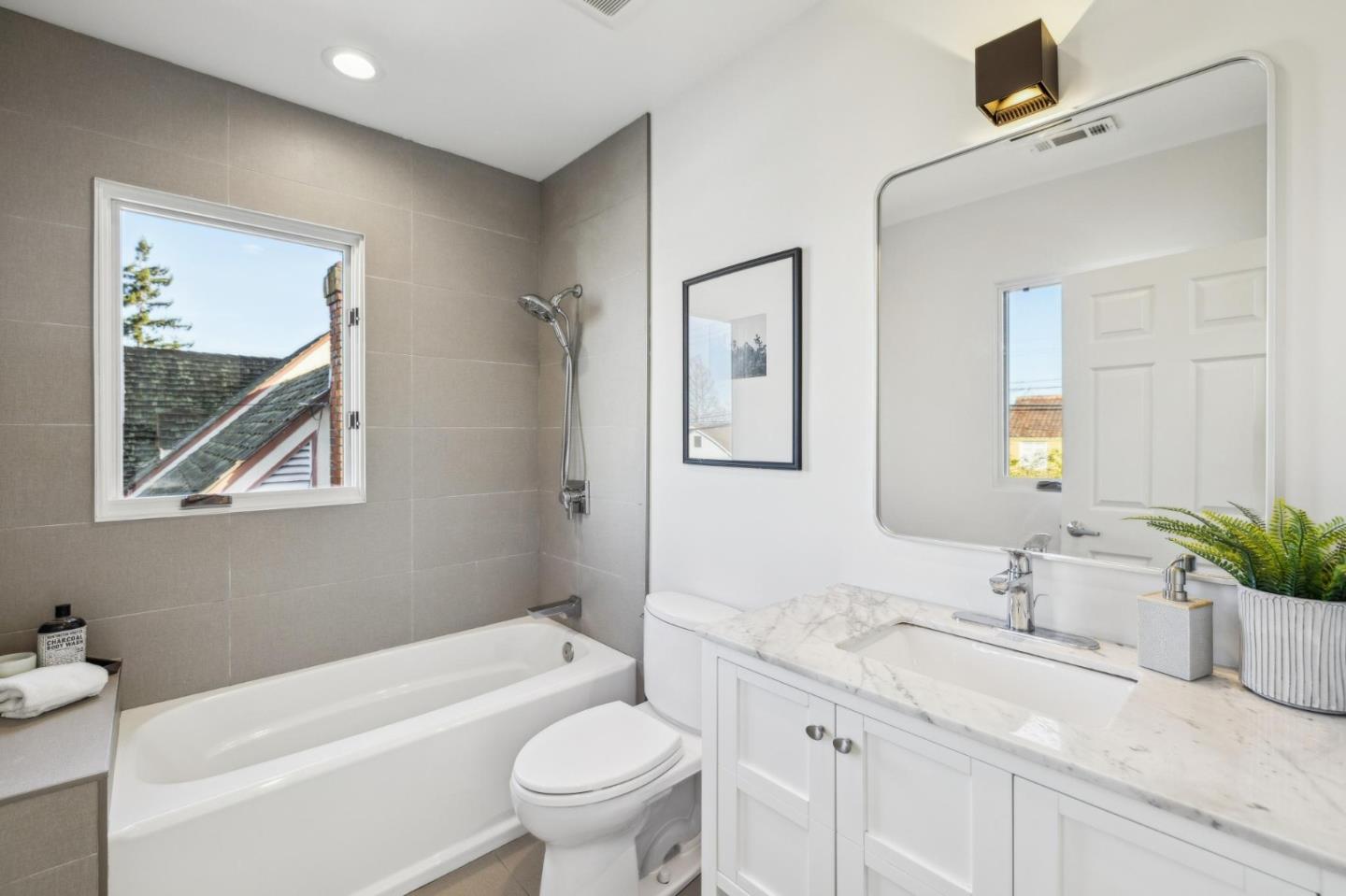 Detail Gallery Image 36 of 57 For 2117 Carmelita Ave, Burlingame,  CA 94010 - 3 Beds | 2/1 Baths