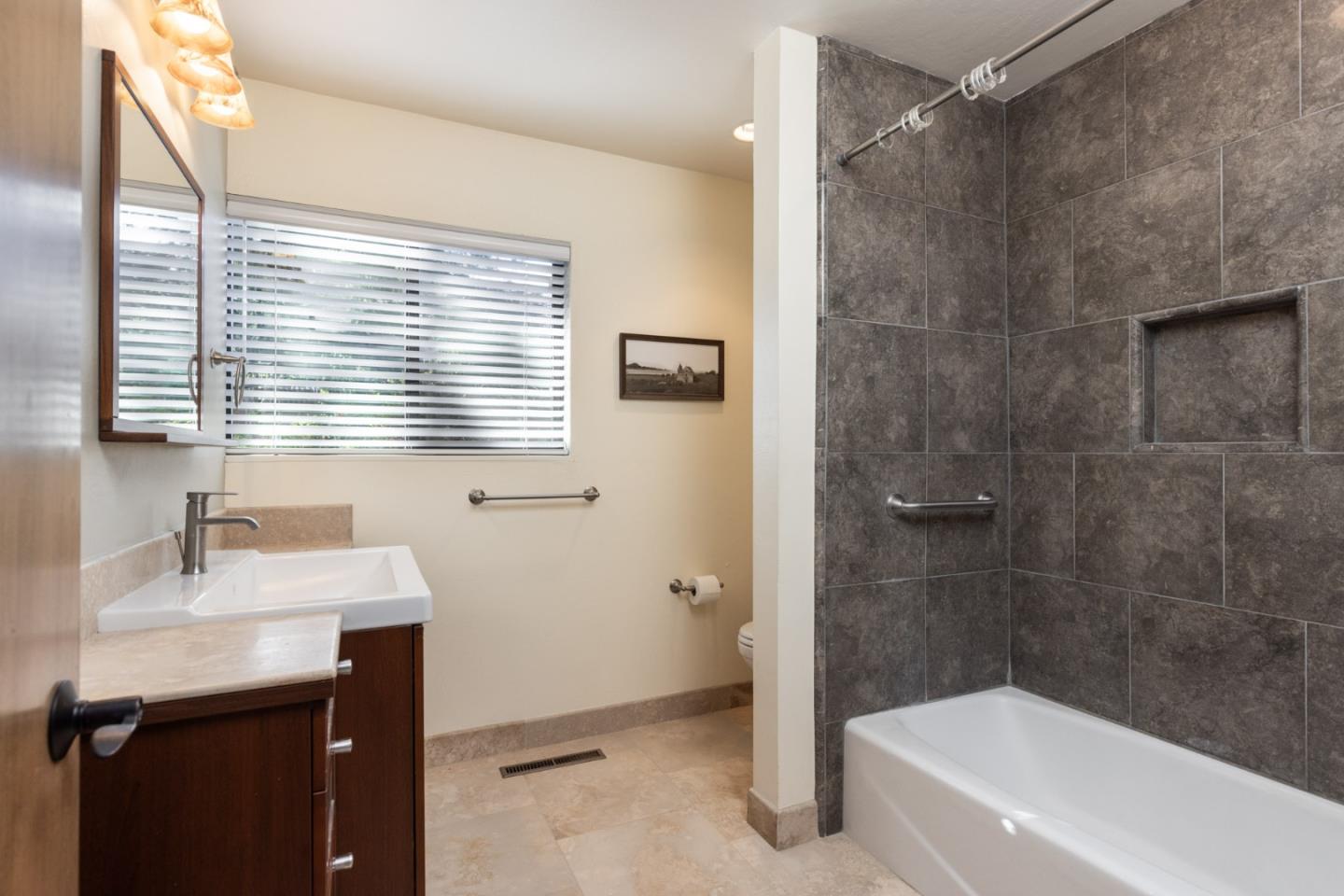 Detail Gallery Image 5 of 15 For 9500 Center St #5,  Carmel,  CA 93923 - 1 Beds | 1 Baths