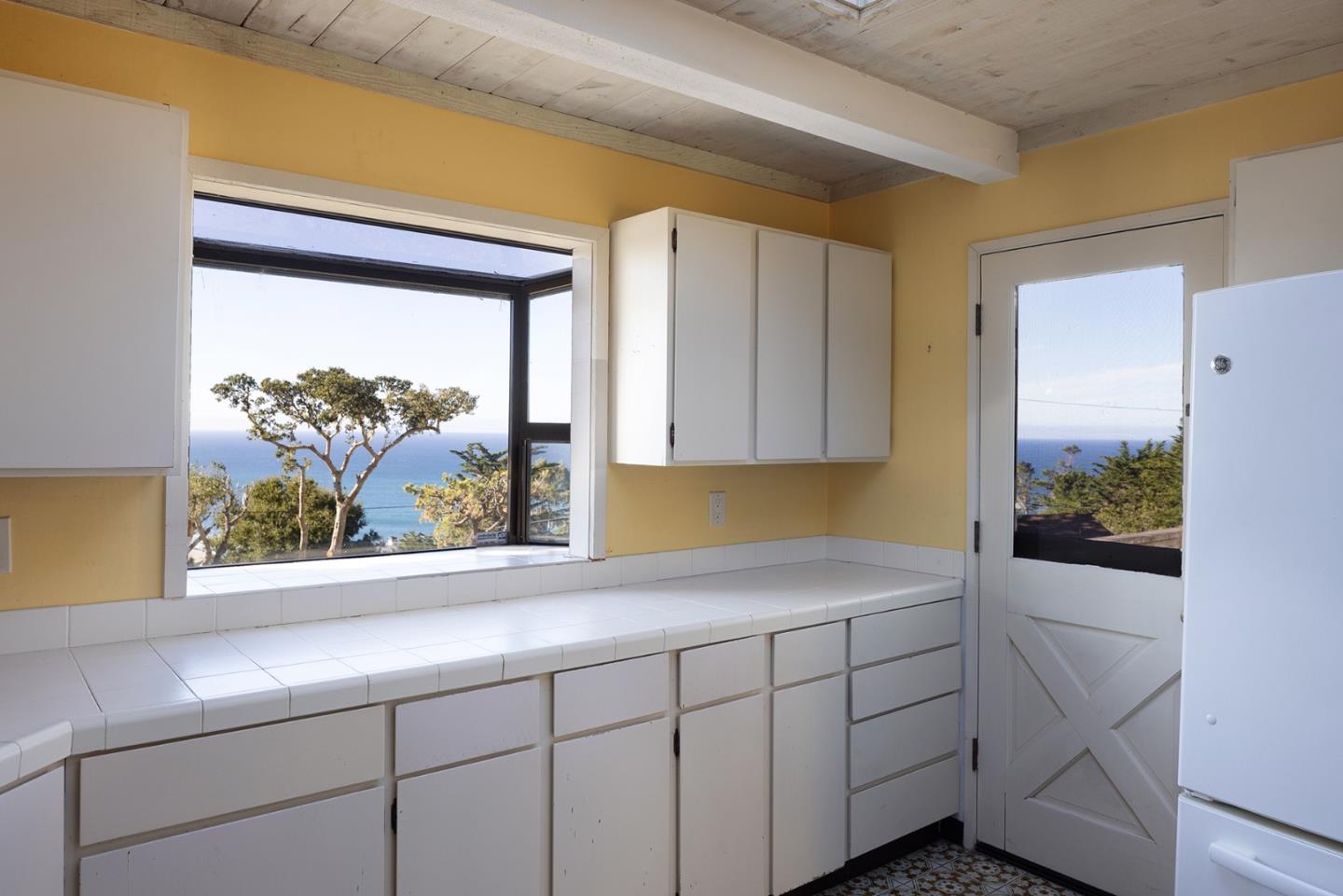 Detail Gallery Image 9 of 19 For 146 San Remo Rd, Carmel,  CA 93923 - 2 Beds | 2 Baths