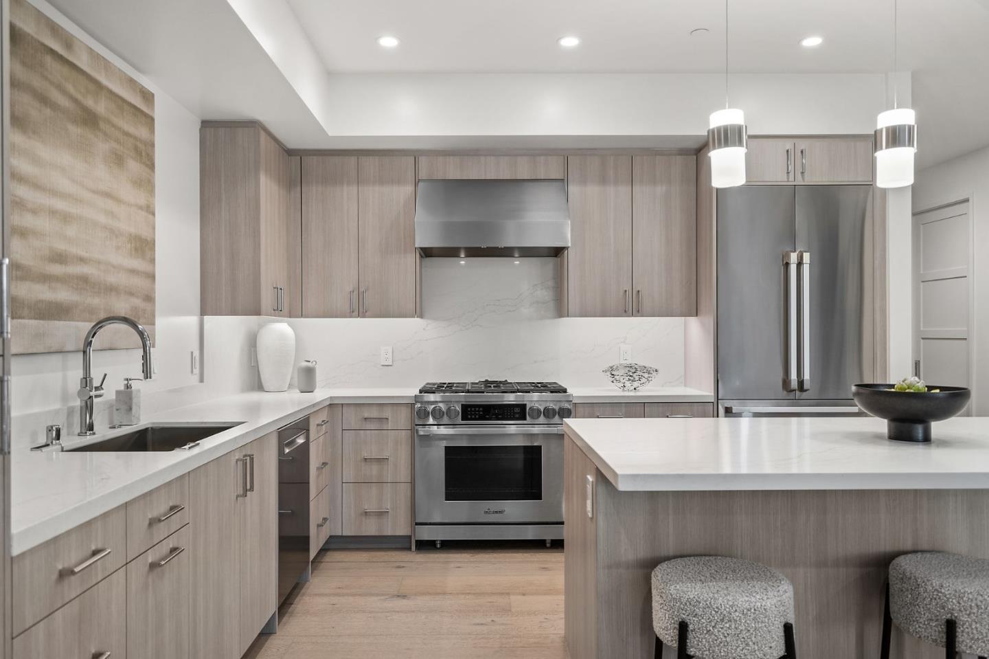 Detail Gallery Image 2 of 10 For 425 First St #24,  Los Altos,  CA 94022 - 2 Beds | 2/1 Baths