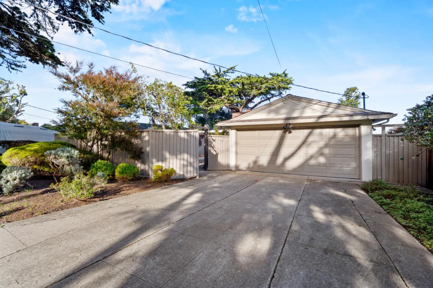 Detail Gallery Image 4 of 42 For 1118 Crest Ave, Pacific Grove,  CA 93950 - 2 Beds | 2 Baths