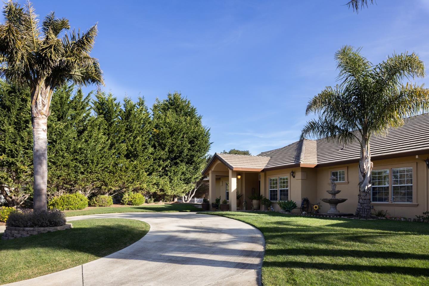 Detail Gallery Image 2 of 31 For 10251 Golden Meadow Cir, Salinas,  CA 93907 - 4 Beds | 3 Baths
