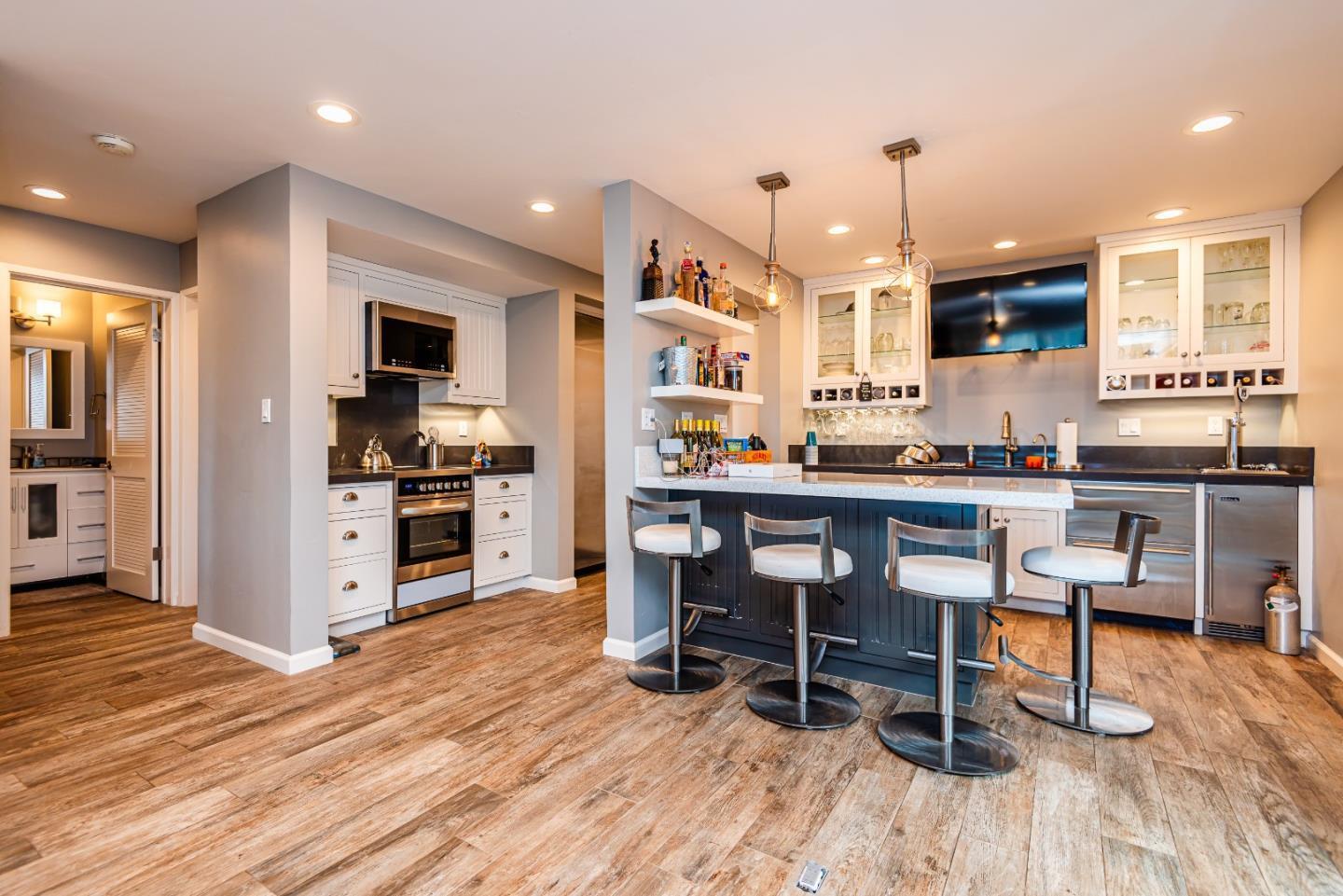 Detail Gallery Image 4 of 11 For 200 5th Ave #4,  Santa Cruz,  CA 95062 - 2 Beds | 2 Baths