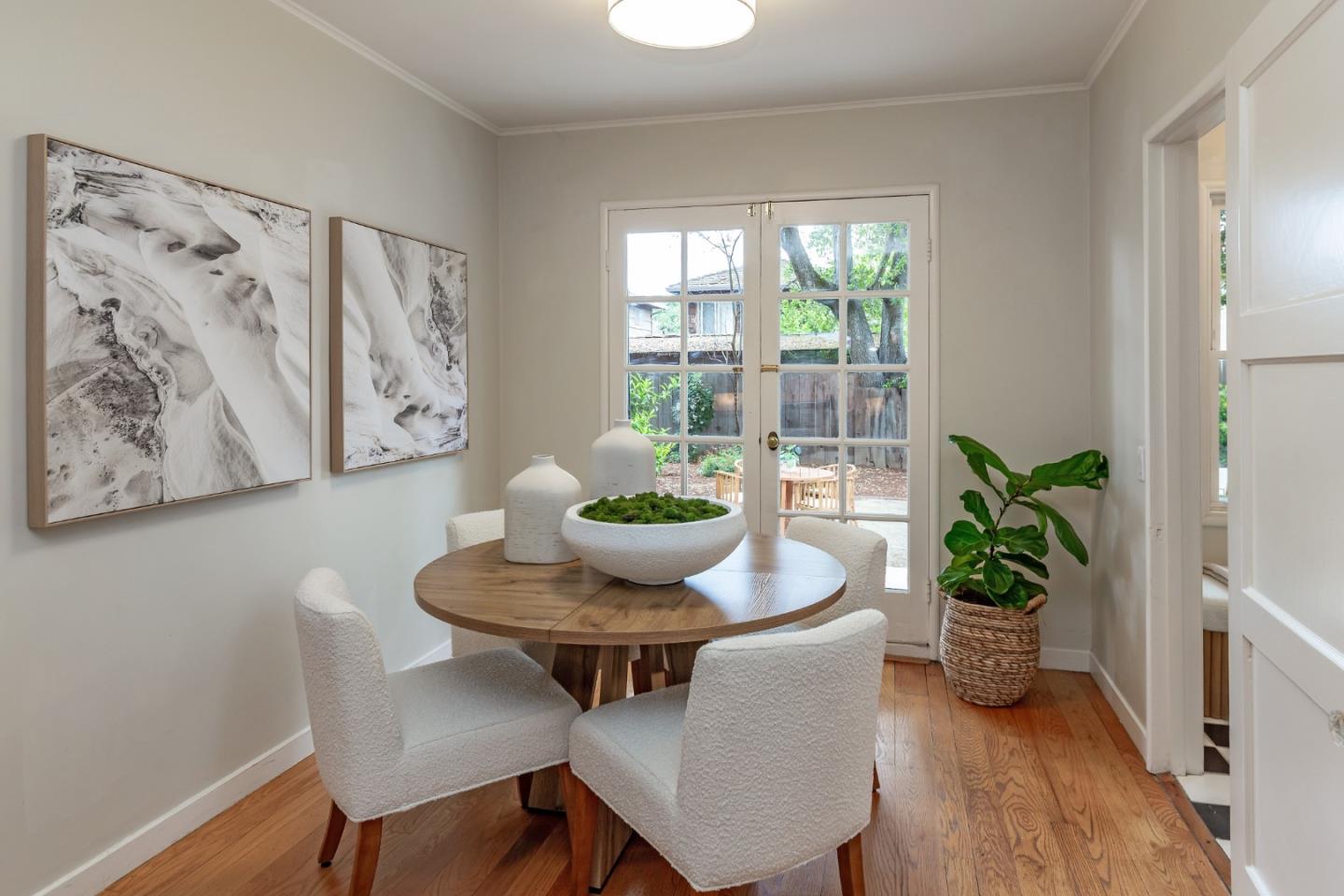 Detail Gallery Image 5 of 12 For 2173 Santa Cruz Ave, Menlo Park,  CA 94025 - 2 Beds | 1 Baths
