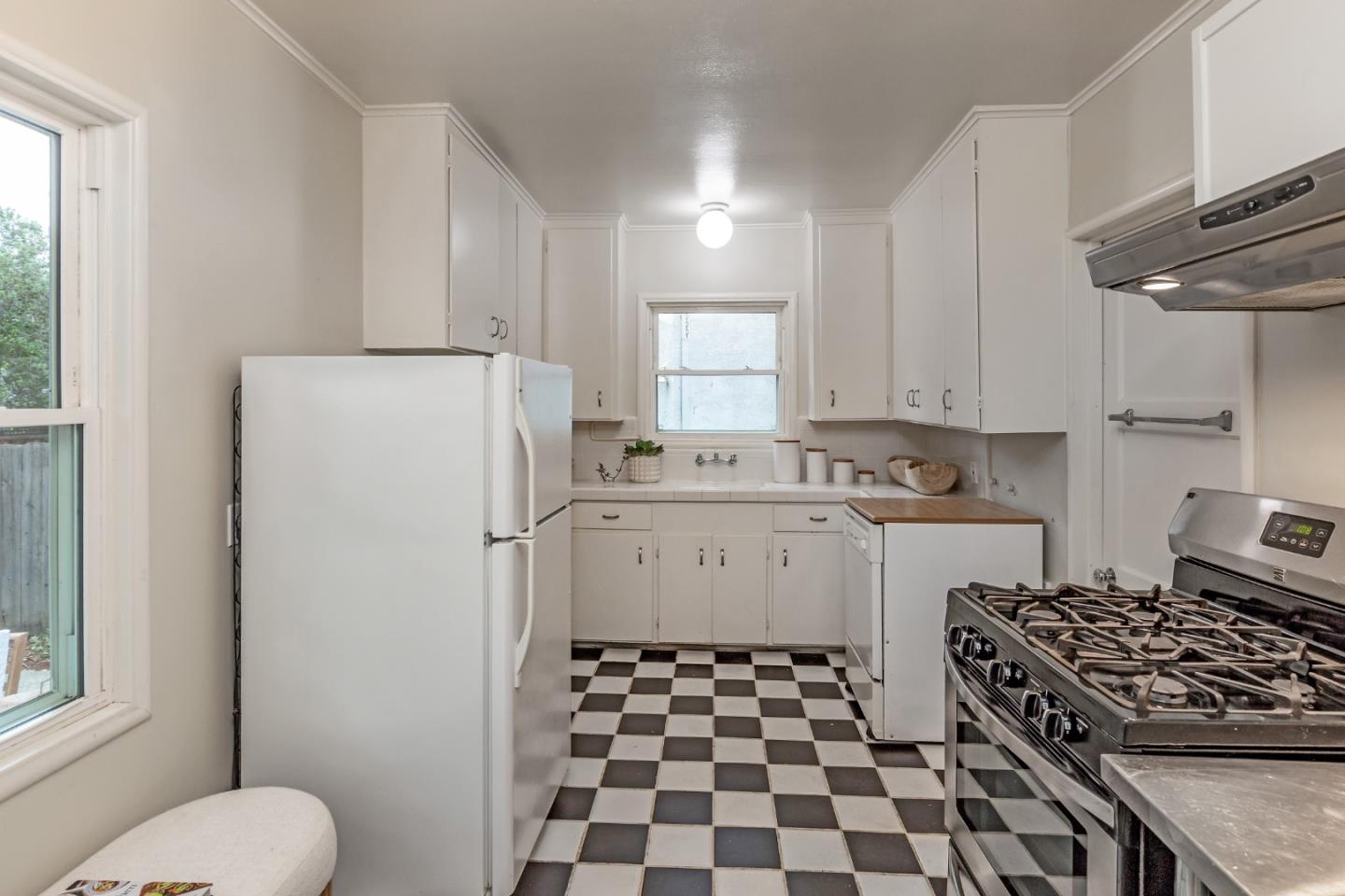 Detail Gallery Image 6 of 12 For 2173 Santa Cruz Ave, Menlo Park,  CA 94025 - 2 Beds | 1 Baths