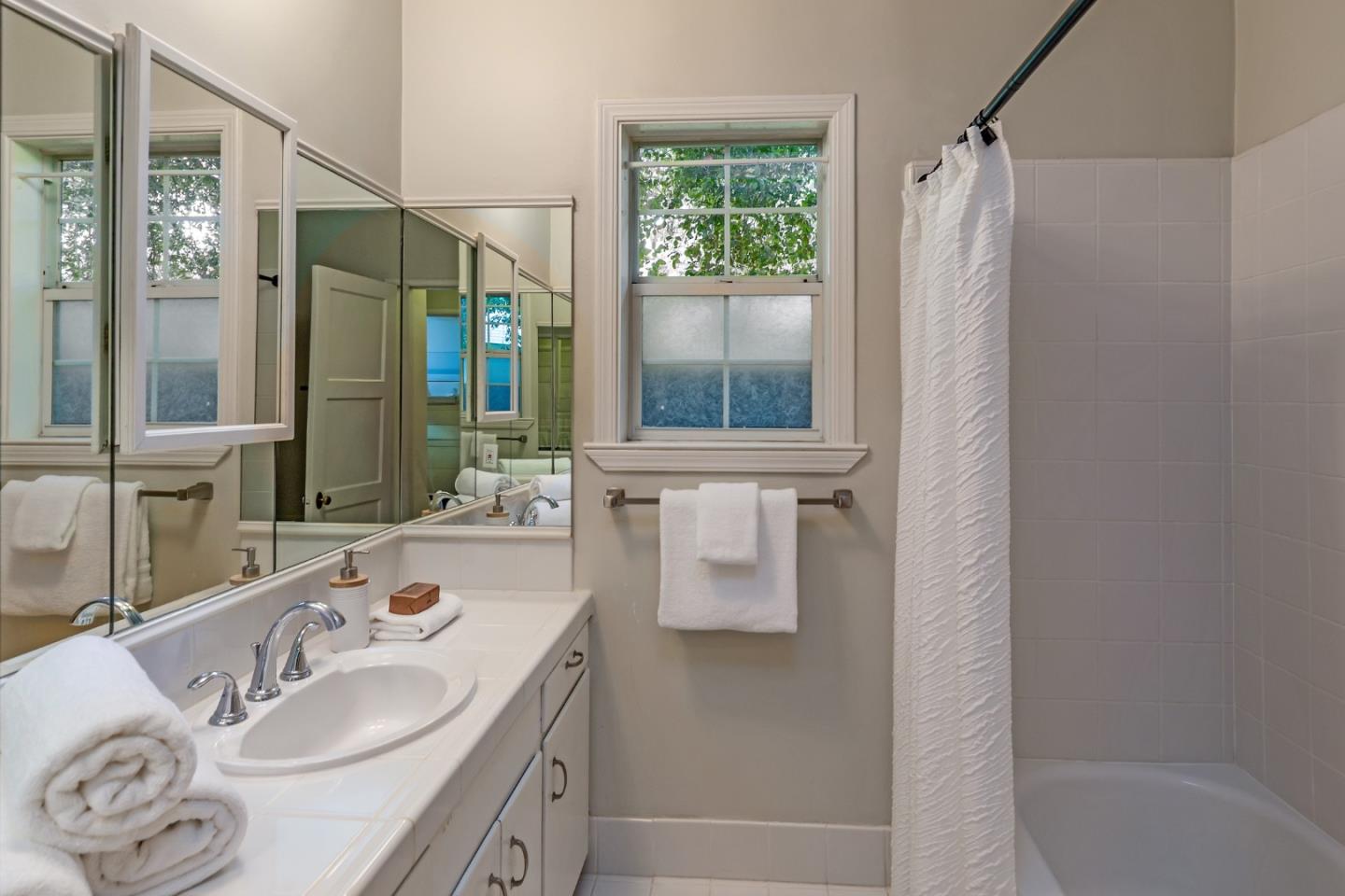 Detail Gallery Image 9 of 12 For 2173 Santa Cruz Ave, Menlo Park,  CA 94025 - 2 Beds | 1 Baths