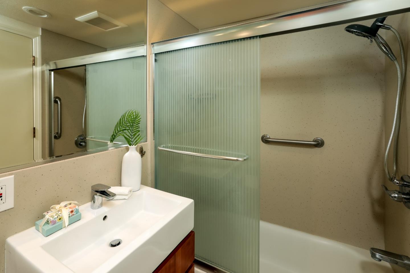 Detail Gallery Image 11 of 16 For 104 Lyell St, Los Altos,  CA 94022 - 2 Beds | 2 Baths