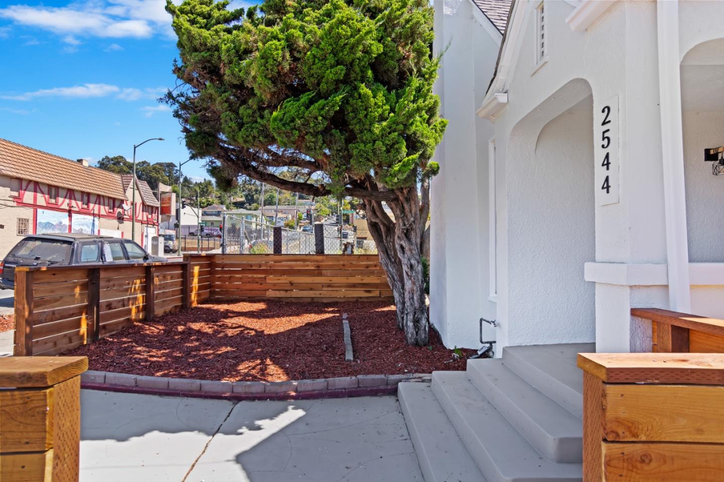 Detail Gallery Image 4 of 26 For 2544 82nd Ave, Oakland,  CA 94605 - 2 Beds | 1 Baths