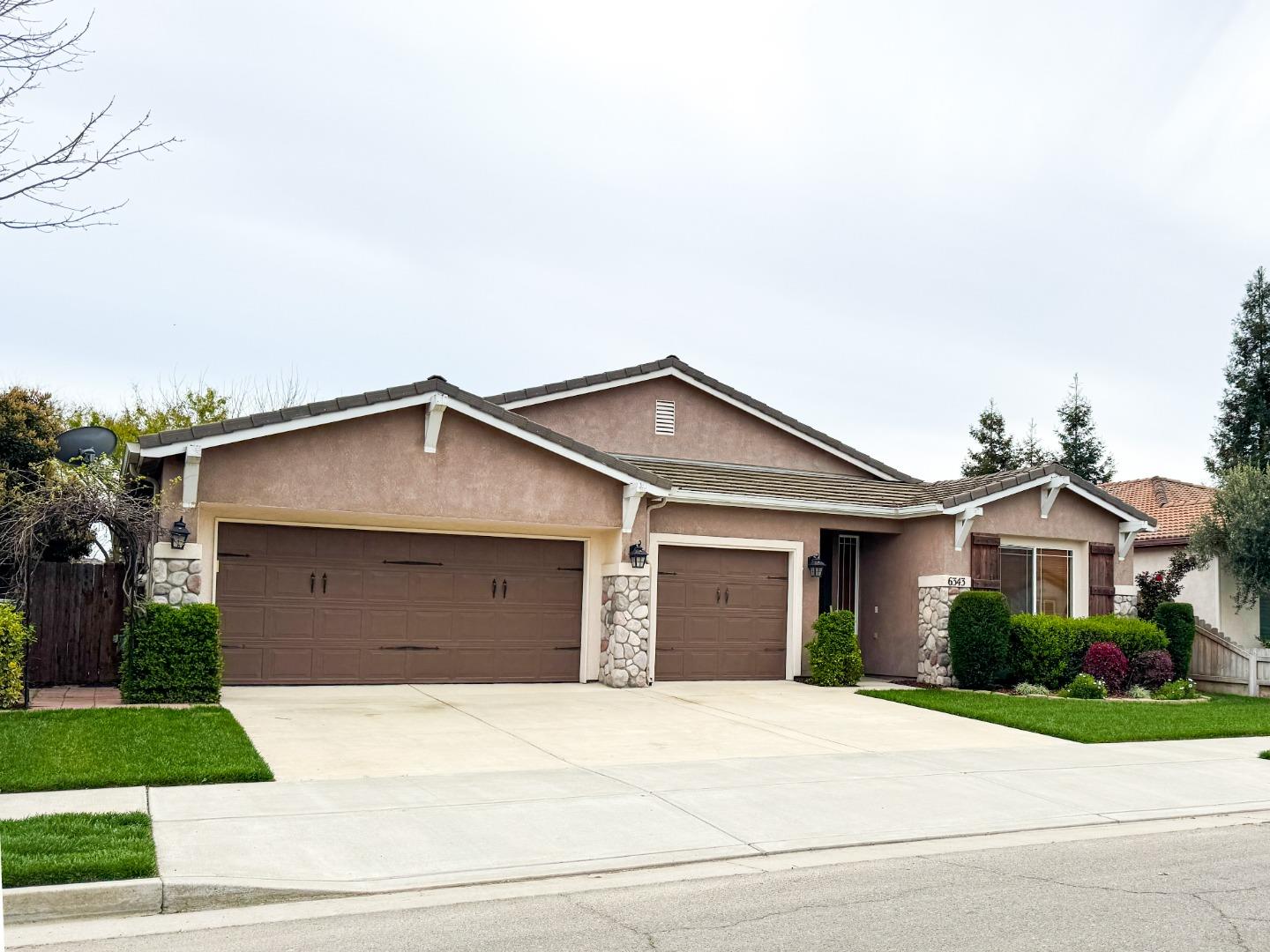Detail Gallery Image 2 of 2 For 6343 W Babcock Ct, Visalia,  CA 93291 - 4 Beds | 3 Baths