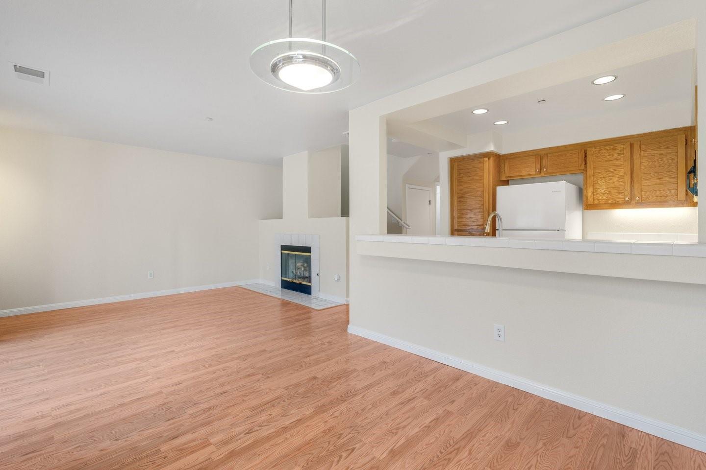 Detail Gallery Image 3 of 28 For 6995 Rodling Dr #D,  San Jose,  CA 95138 - 3 Beds | 2/1 Baths