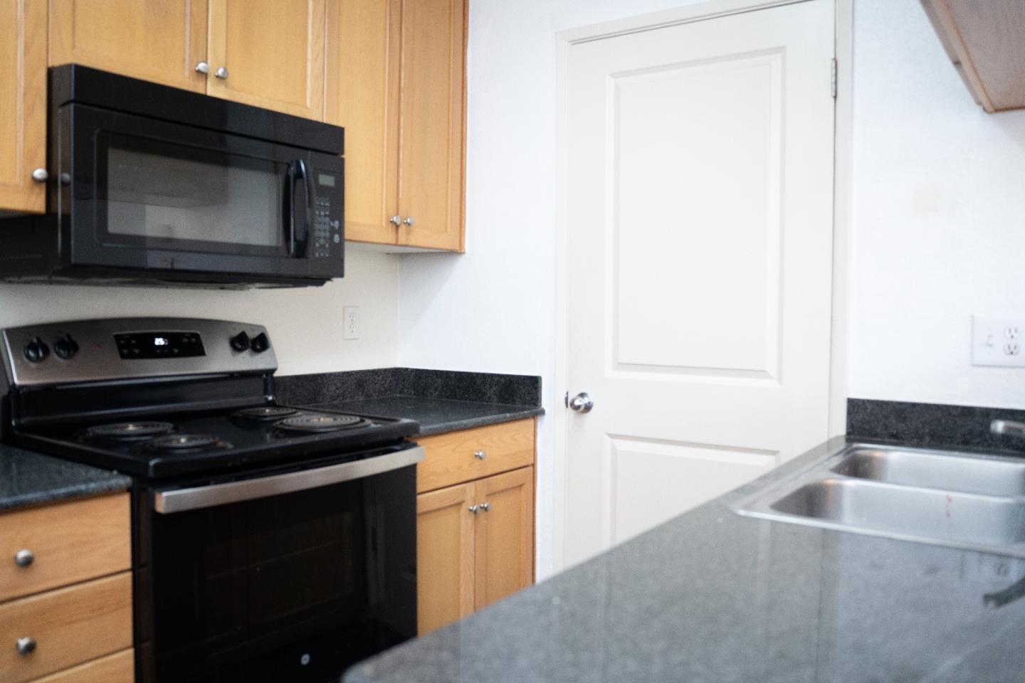 Detail Gallery Image 4 of 12 For 1819 S Cherokee Ln #11,  Lodi,  CA 95240 - 2 Beds | 1 Baths