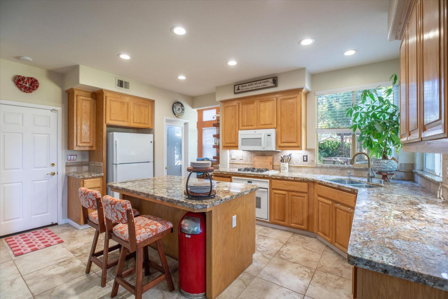 Detail Gallery Image 12 of 33 For 6444 Wheatfield Ct, Gilroy,  CA 95020 - 3 Beds | 2/1 Baths