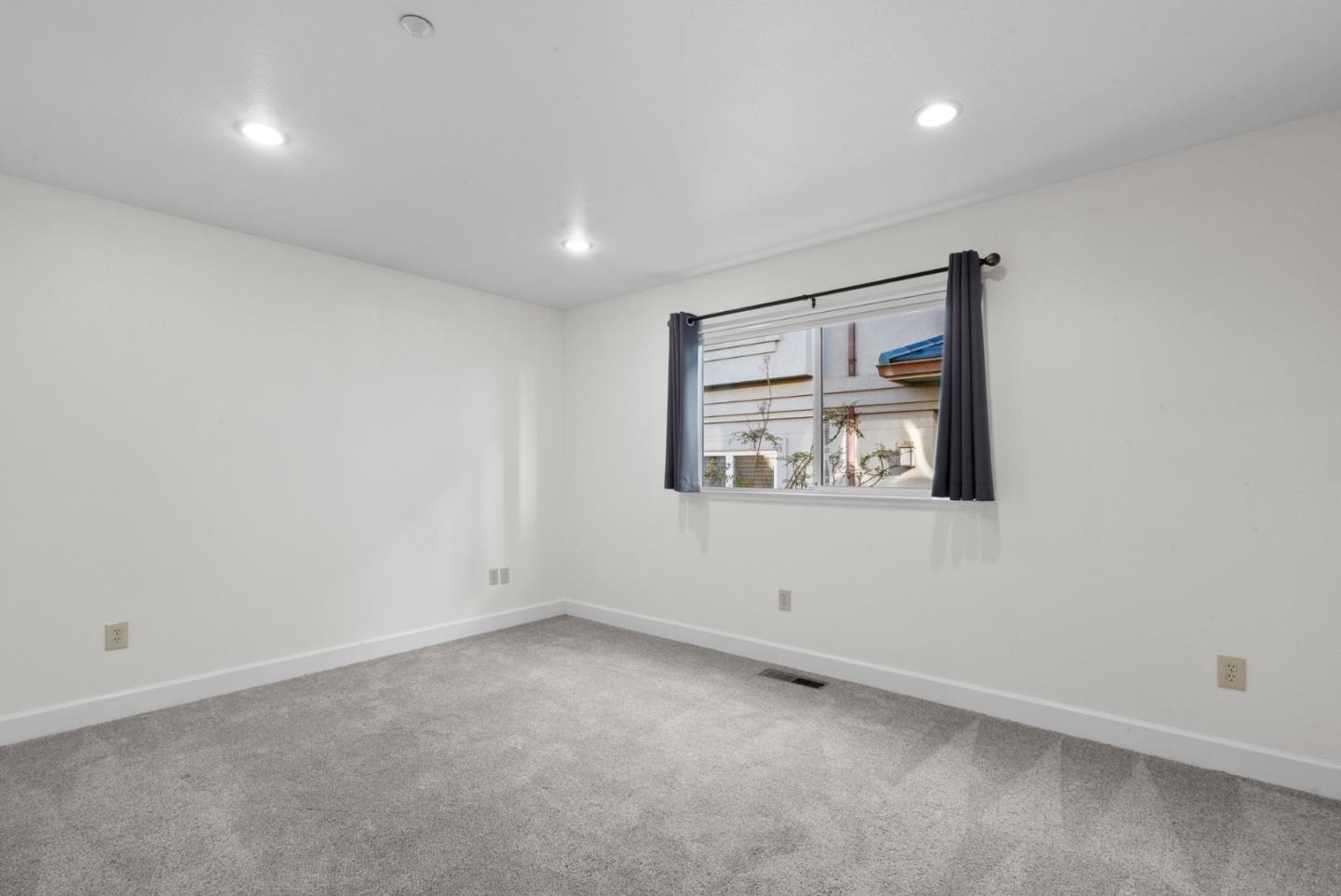 Detail Gallery Image 37 of 56 For 1148 E Cliff Dr #B,  Santa Cruz,  CA 95062 - 3 Beds | 2 Baths