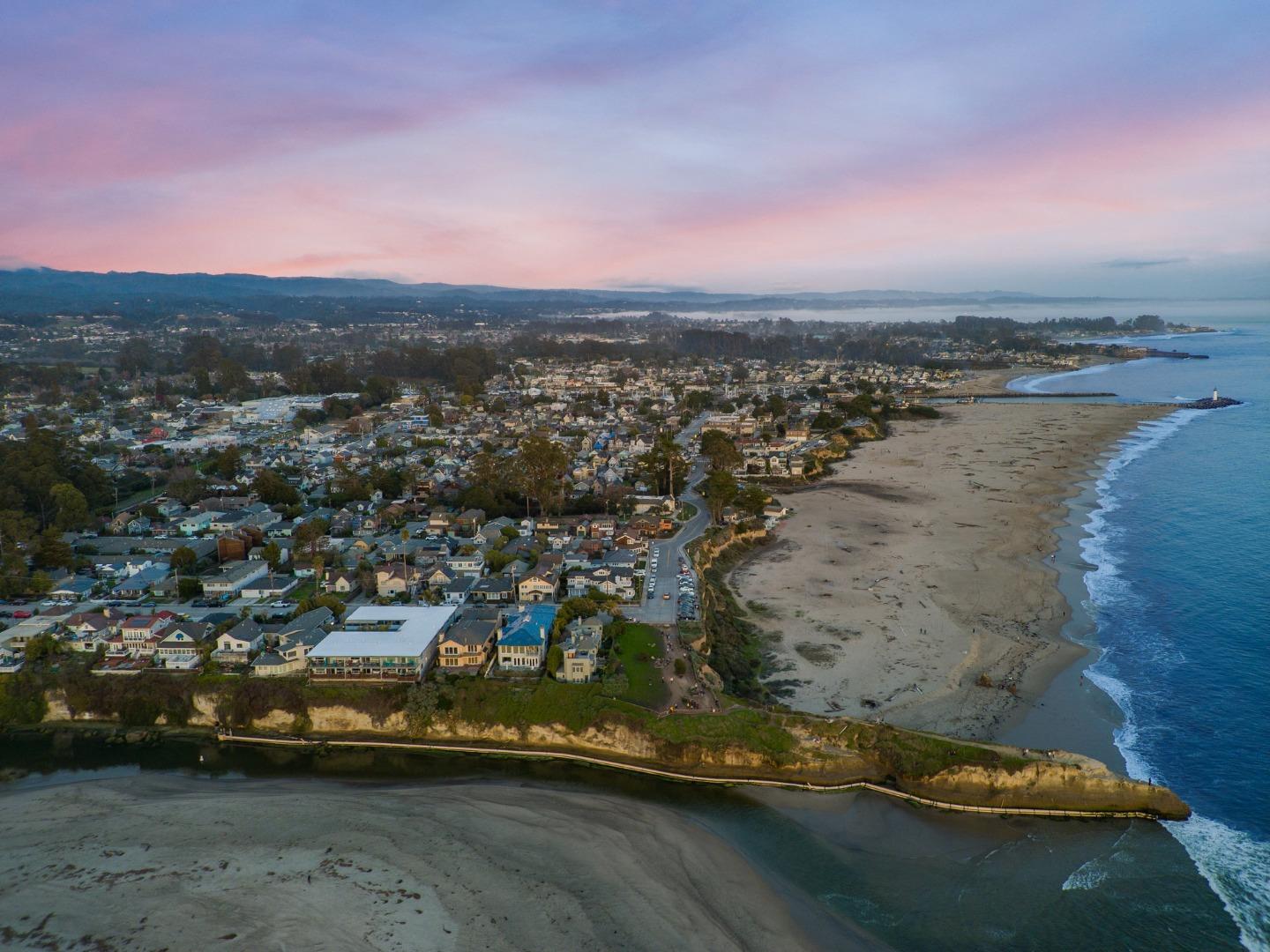 Detail Gallery Image 46 of 56 For 1148 E Cliff Dr #B,  Santa Cruz,  CA 95062 - 3 Beds | 2 Baths