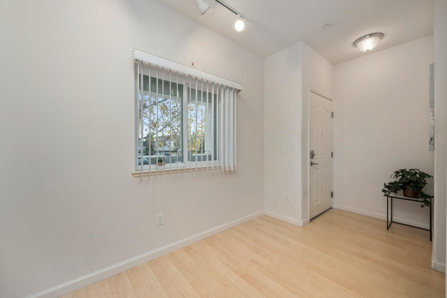 Detail Gallery Image 3 of 23 For 1399 S Winchester Blvd #206,  San Jose,  CA 95128 - 2 Beds | 2/1 Baths