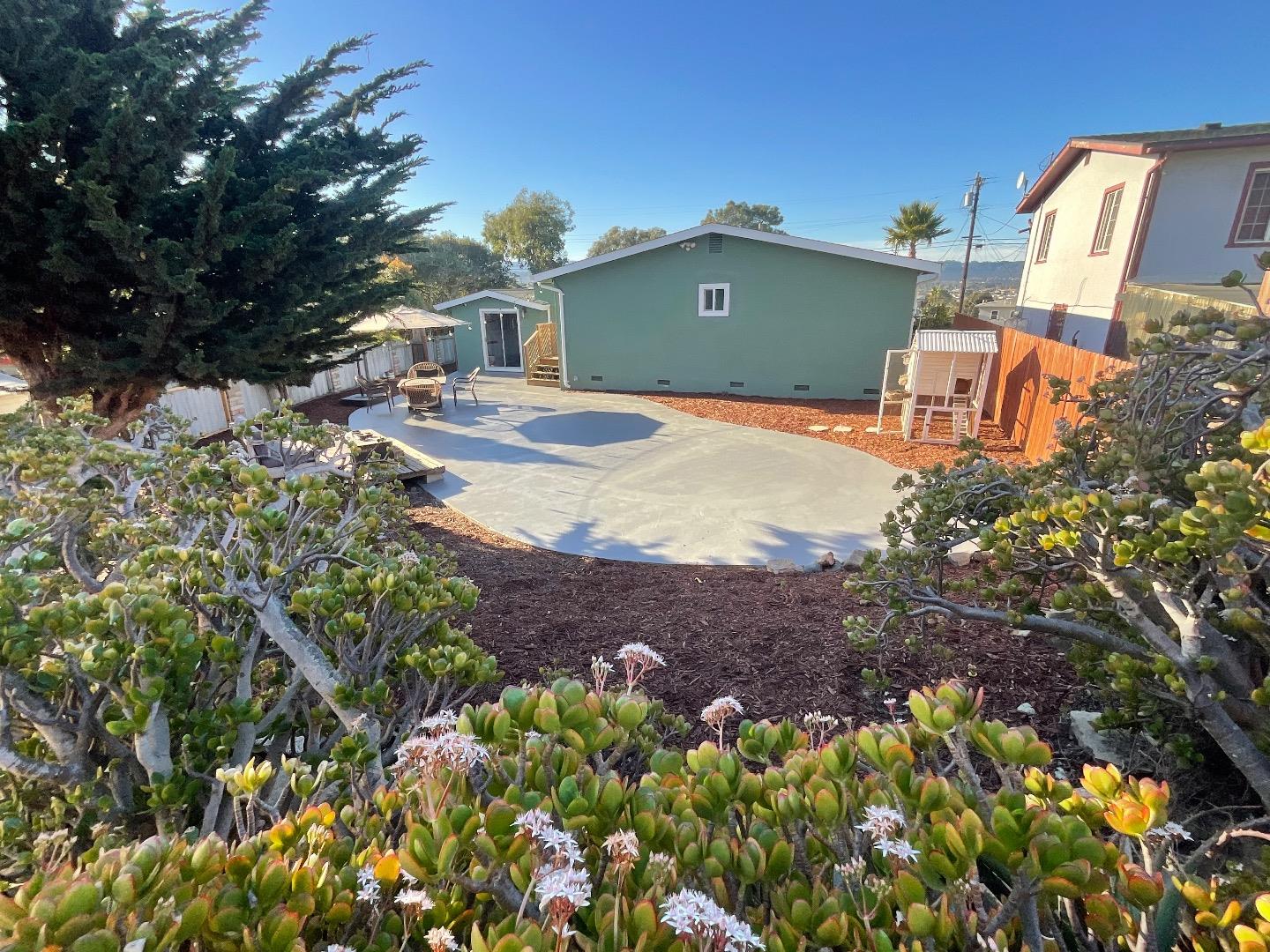 Detail Gallery Image 4 of 28 For 1920 Grandview St, Seaside,  CA 93955 - 3 Beds | 2 Baths