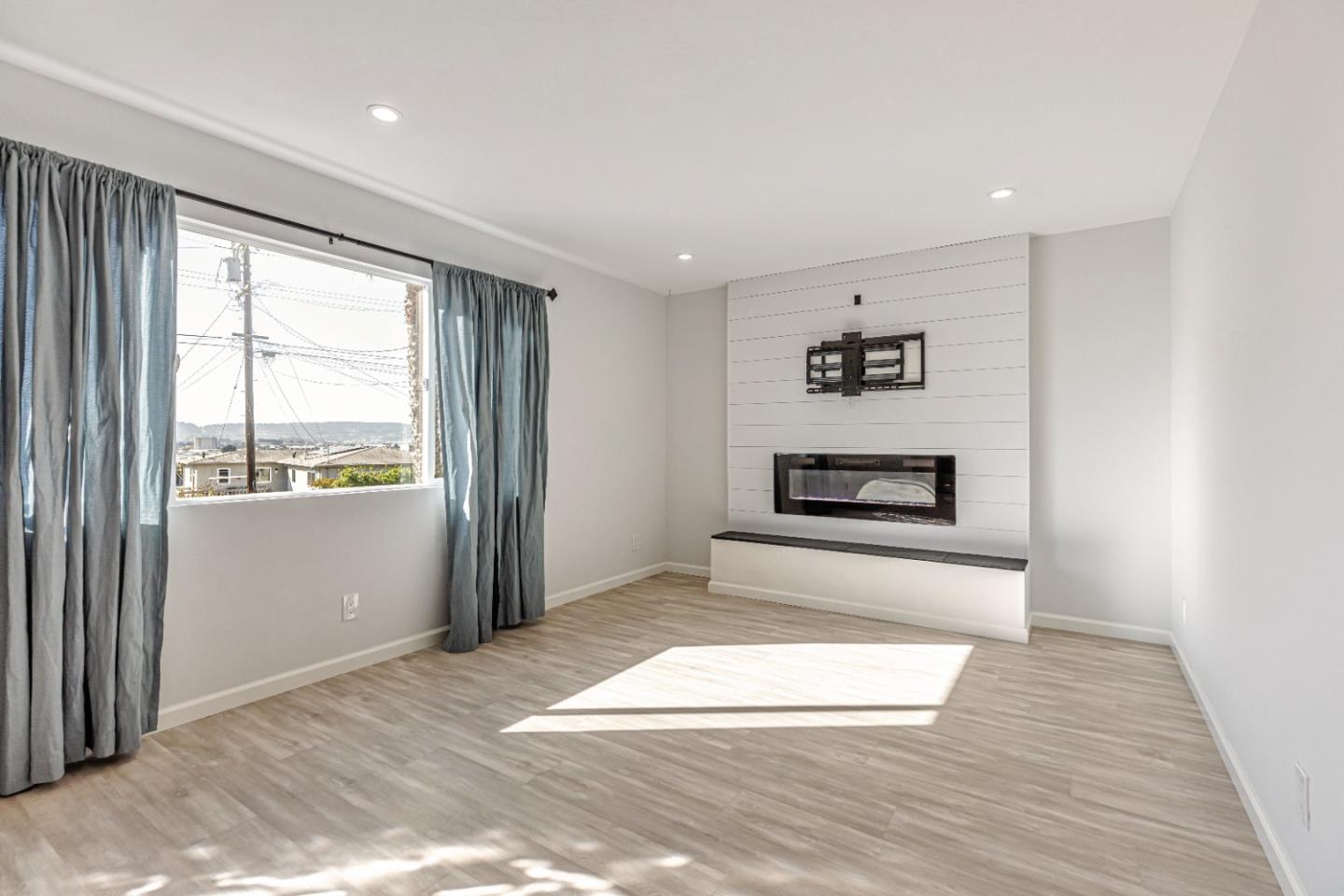 Detail Gallery Image 5 of 28 For 1920 Grandview St, Seaside,  CA 93955 - 3 Beds | 2 Baths
