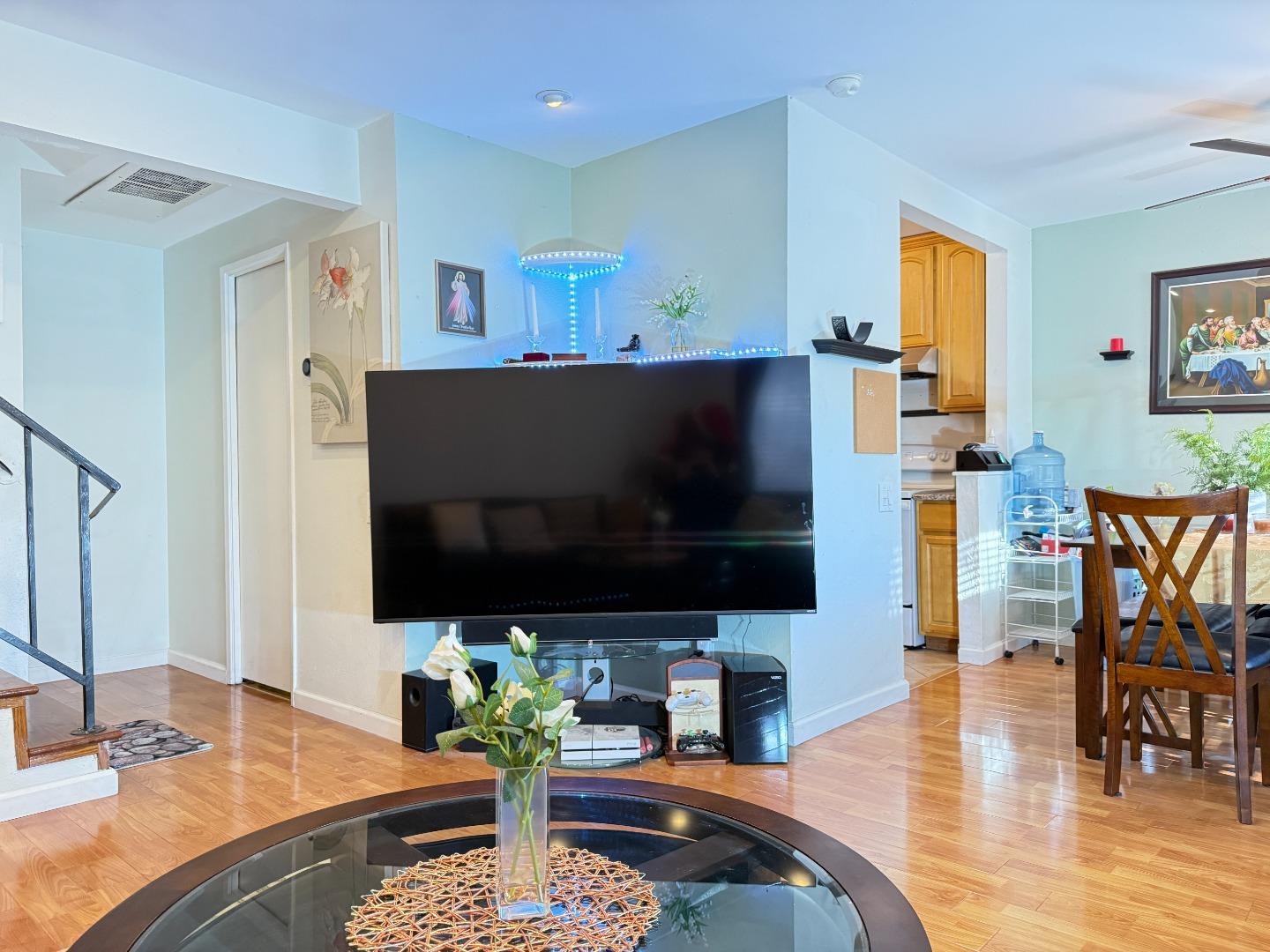 Detail Gallery Image 2 of 21 For 2701 Lone Bluff Way #18,  San Jose,  CA 95111 - 2 Beds | 1/1 Baths