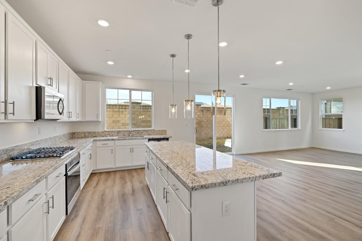 Detail Gallery Image 12 of 44 For 2130 Gladiola Dr, Hollister,  CA 95023 - 5 Beds | 3 Baths