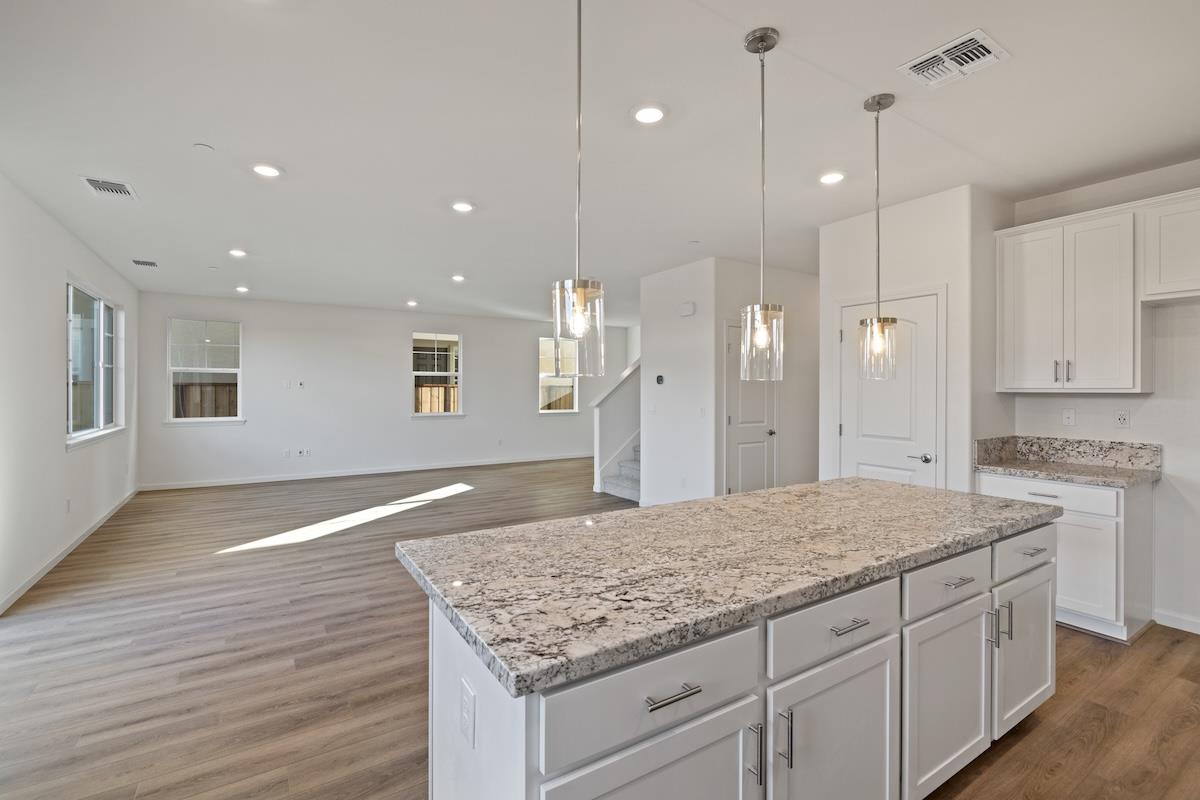 Detail Gallery Image 13 of 44 For 2130 Gladiola Dr, Hollister,  CA 95023 - 5 Beds | 3 Baths