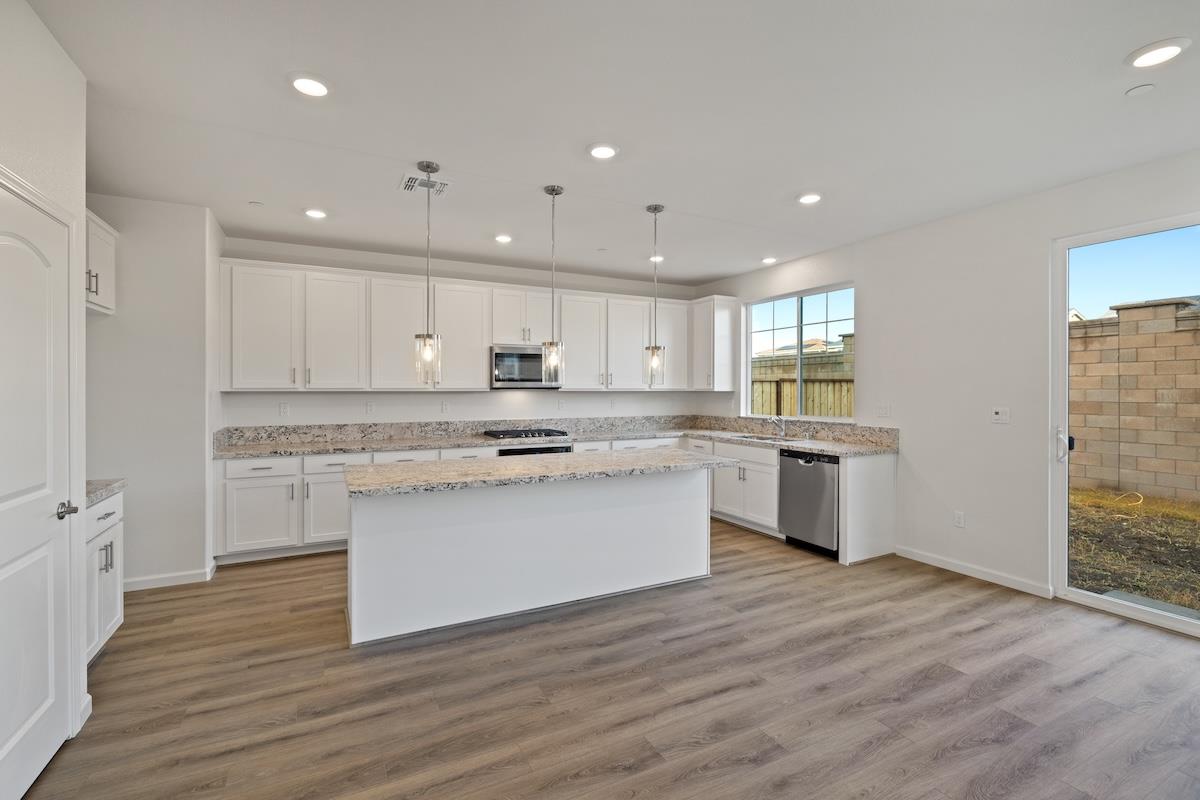Detail Gallery Image 14 of 44 For 2130 Gladiola Dr, Hollister,  CA 95023 - 5 Beds | 3 Baths