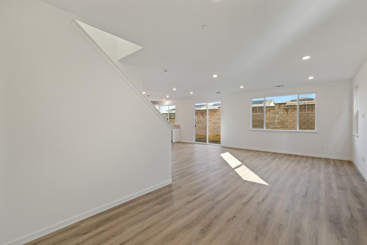 Detail Gallery Image 4 of 44 For 2130 Gladiola Dr, Hollister,  CA 95023 - 5 Beds | 3 Baths