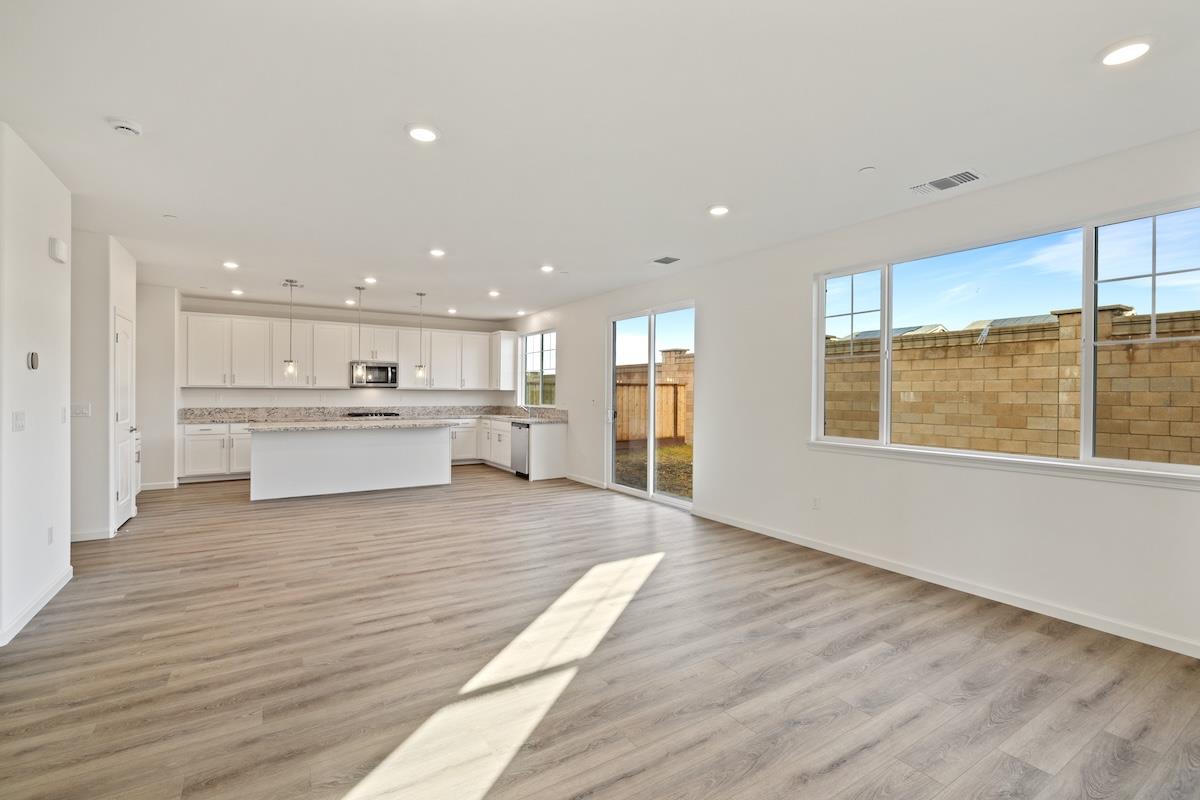 Detail Gallery Image 6 of 44 For 2130 Gladiola Dr, Hollister,  CA 95023 - 5 Beds | 3 Baths
