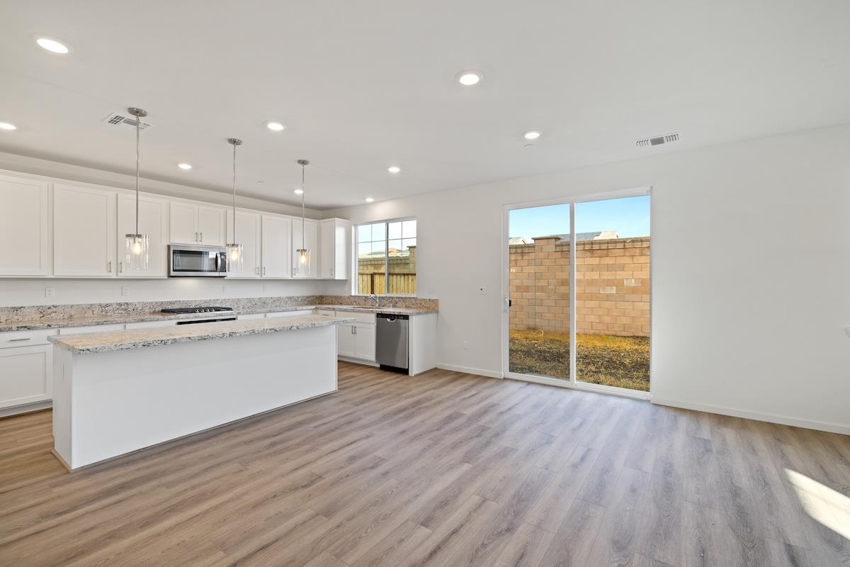 Detail Gallery Image 9 of 44 For 2130 Gladiola Dr, Hollister,  CA 95023 - 5 Beds | 3 Baths