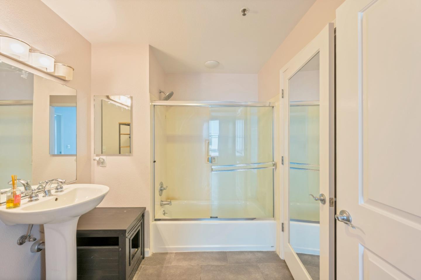 655 12th Street # 219, Oakland, California 94607, 2 Bedrooms Bedrooms, ,2 BathroomsBathrooms,Residential Lease,For Rent,655 12th Street # 219,ML81990997