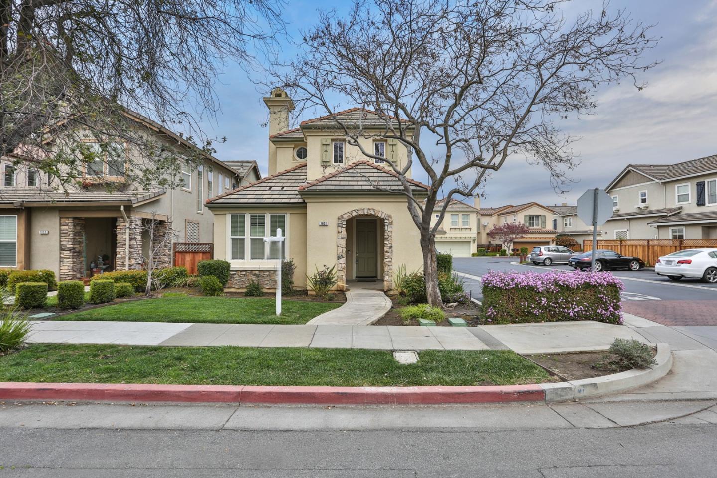 Detail Gallery Image 2 of 30 For 1051 W Iowa Ave, Sunnyvale,  CA 94086 - 3 Beds | 2/1 Baths