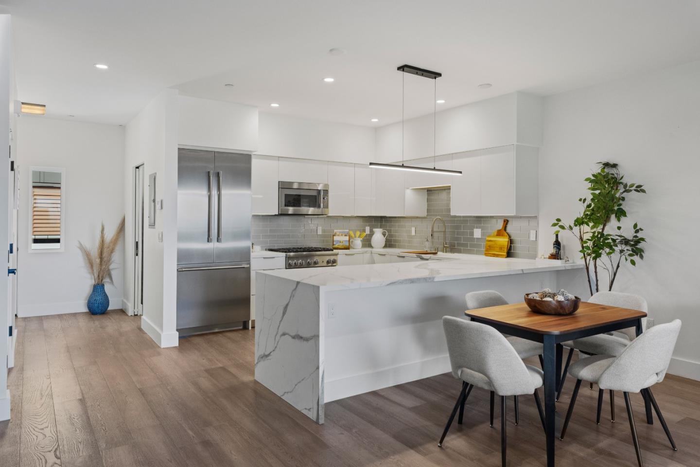 Detail Gallery Image 2 of 16 For 457 Wave St #1,  Monterey,  CA 93940 - 2 Beds | 1/1 Baths