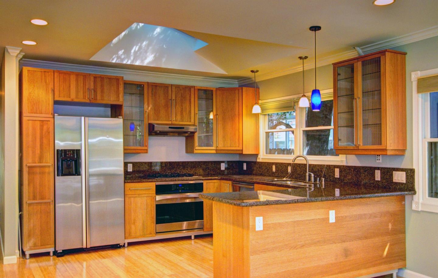 Detail Gallery Image 4 of 7 For 329 Middlefield Rd, Palo Alto,  CA 94301 - 2 Beds | 1 Baths