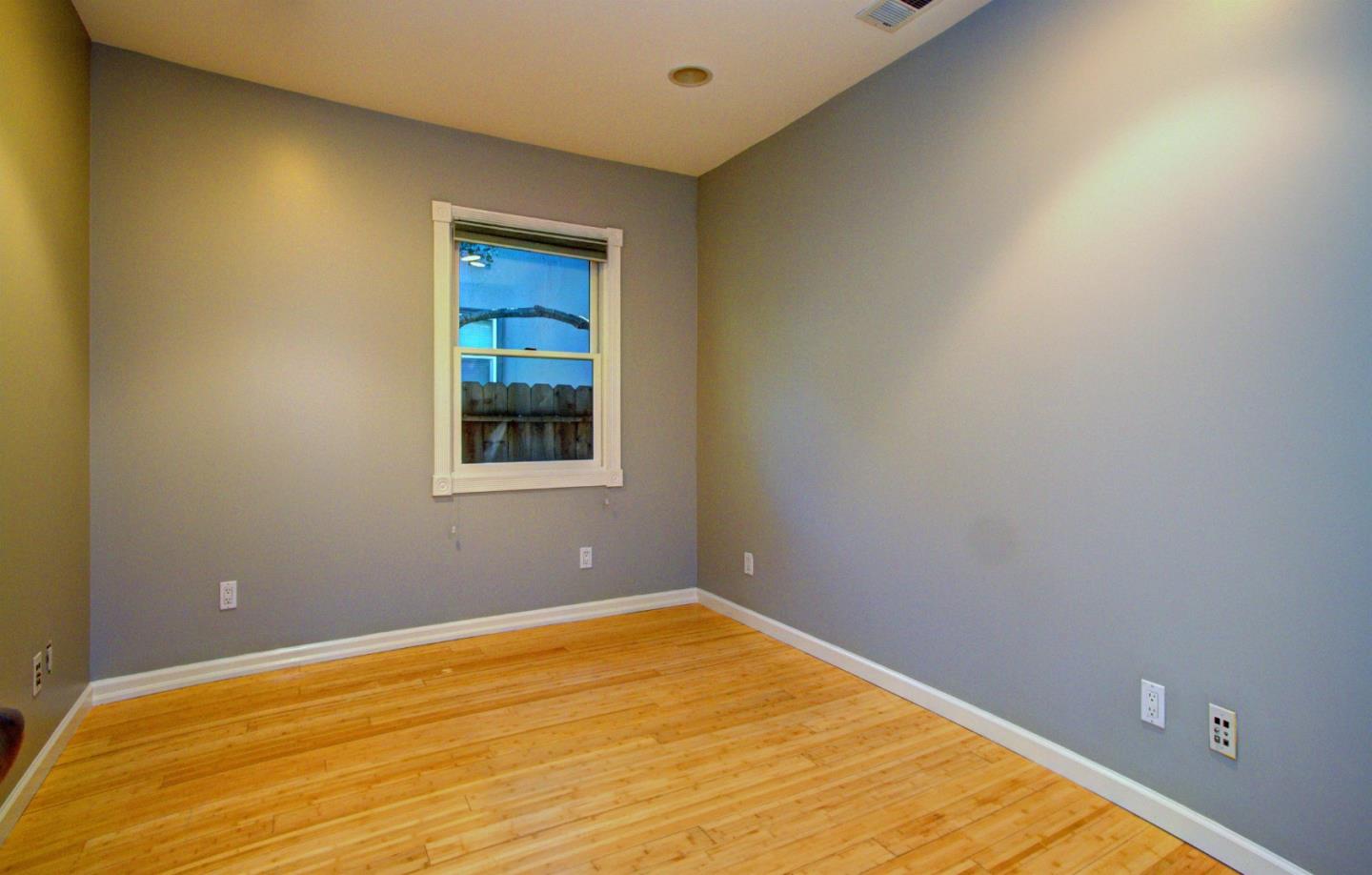 Detail Gallery Image 5 of 7 For 329 Middlefield Rd, Palo Alto,  CA 94301 - 2 Beds | 1 Baths