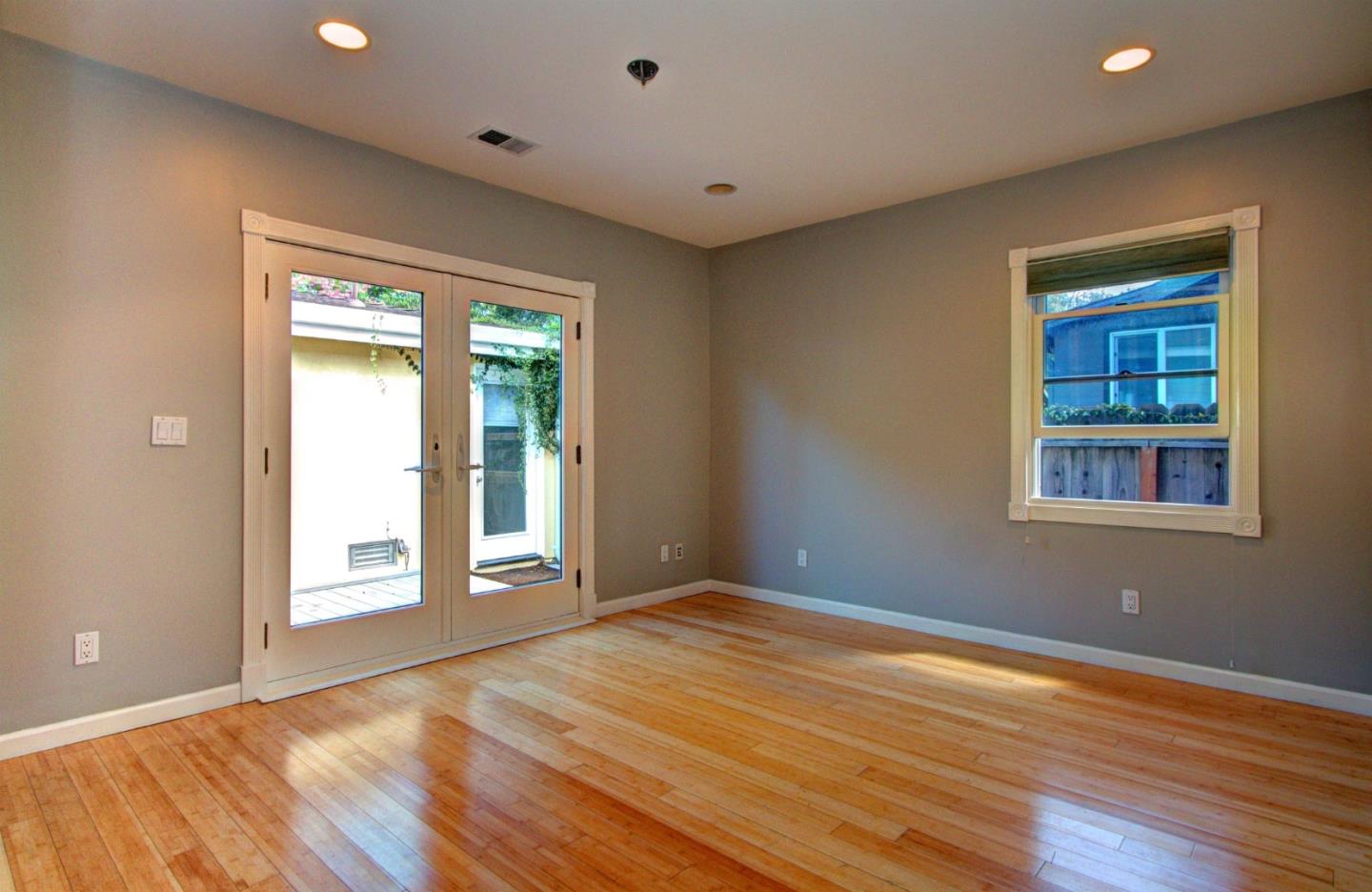 Detail Gallery Image 7 of 7 For 329 Middlefield Rd, Palo Alto,  CA 94301 - 2 Beds | 1 Baths