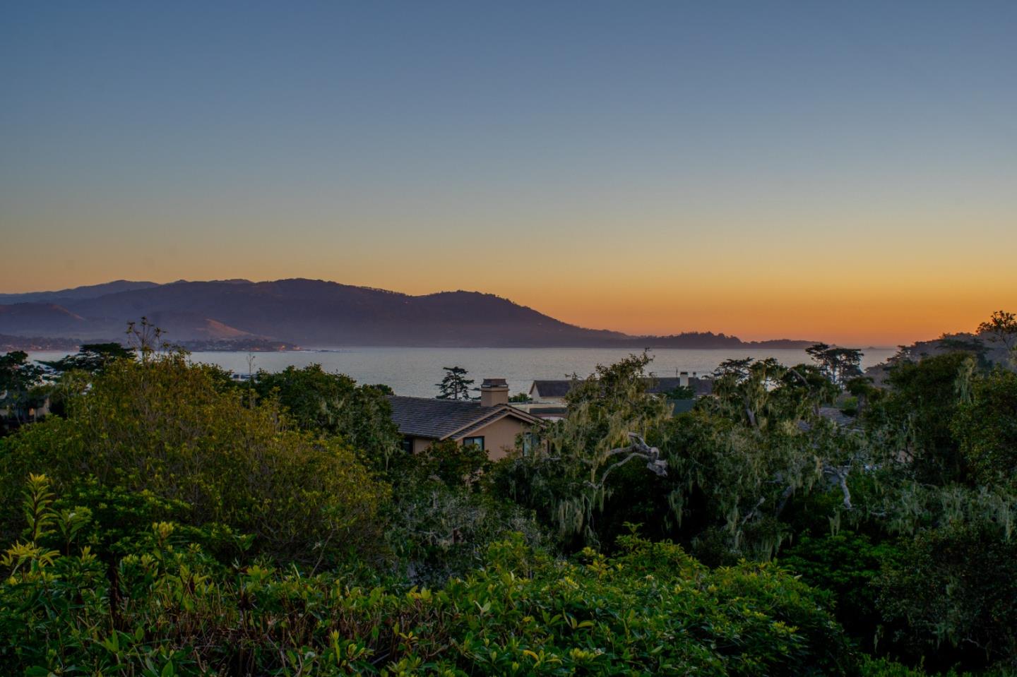 Detail Gallery Image 4 of 42 For 3307 17 Mile Drive #3,  Pebble Beach,  CA 93953 - 4 Beds | 3/1 Baths