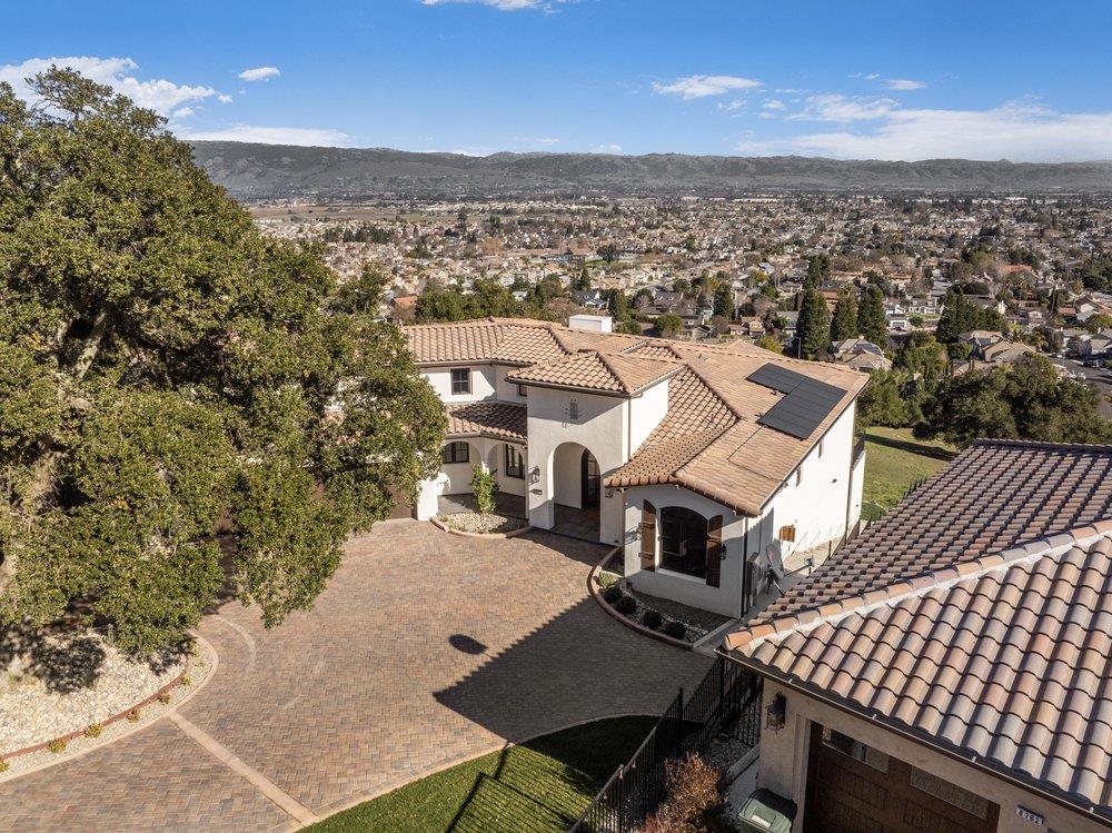 Detail Gallery Image 2 of 50 For 8772 Foxglove Ct, Gilroy,  CA 95020 - 5 Beds | 5/1 Baths