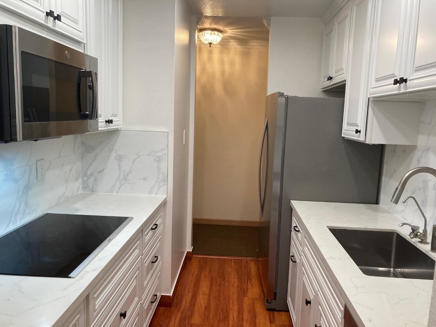 Detail Gallery Image 2 of 23 For 1344 Shelter Creek Ln, San Bruno,  CA 94066 - 2 Beds | 2 Baths