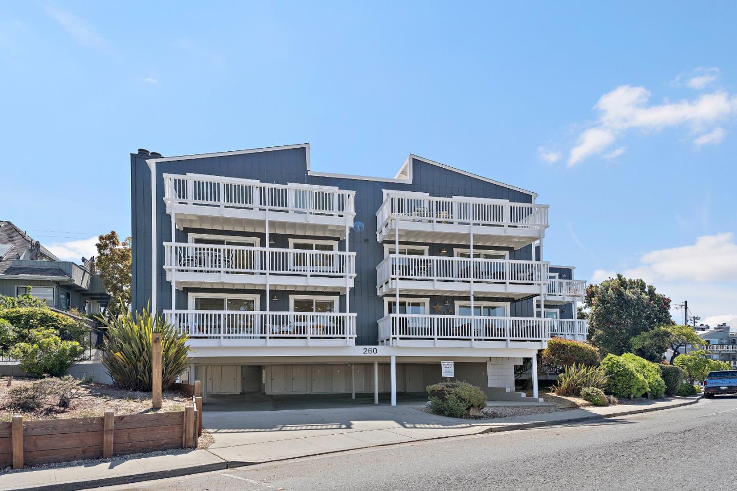 Detail Gallery Image 3 of 43 For 260 Lake Ave #1,  Santa Cruz,  CA 95062 - 2 Beds | 2 Baths