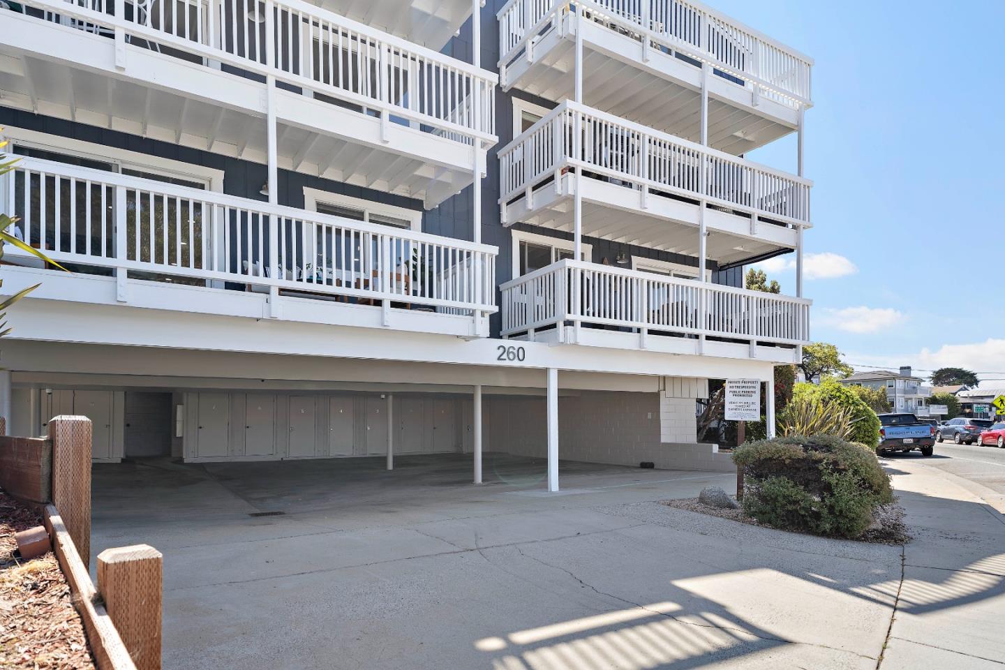 Detail Gallery Image 4 of 43 For 260 Lake Ave #1,  Santa Cruz,  CA 95062 - 2 Beds | 2 Baths