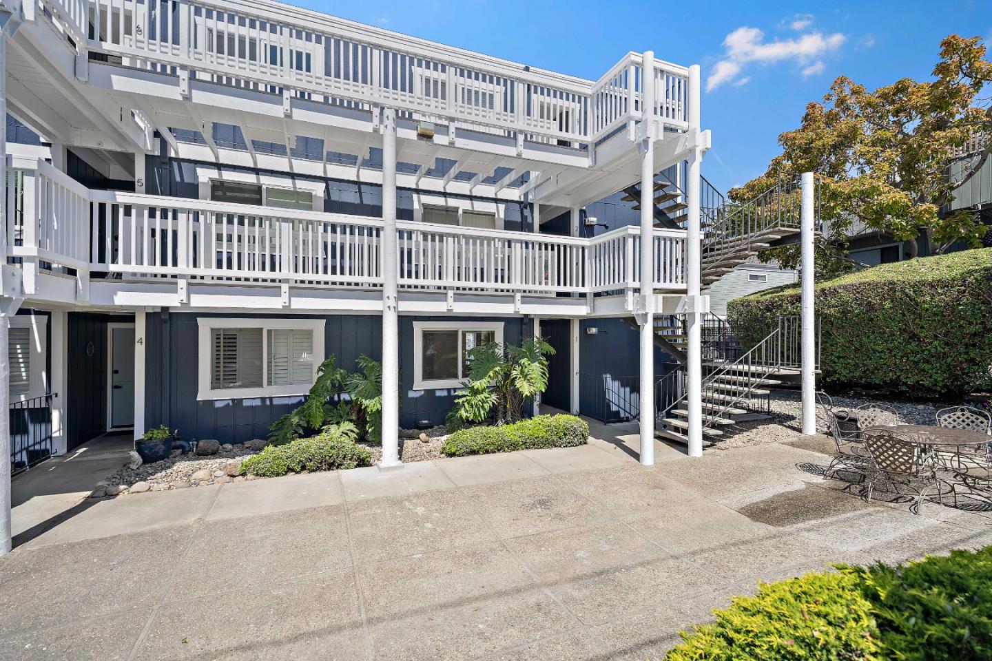 Detail Gallery Image 5 of 43 For 260 Lake Ave #1,  Santa Cruz,  CA 95062 - 2 Beds | 2 Baths
